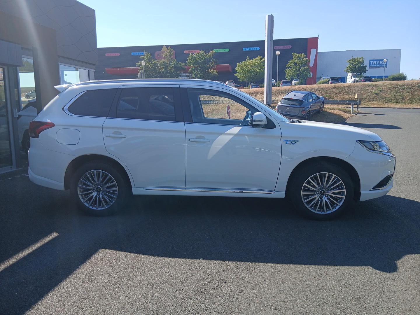 MITSUBISHI Outlander 2.4l PHEV Twin Motor 4WD Business - Véhicule Occasion - Océane Auto MITSUBISHI Outlander 2.4l PHEV Twin Motor 4WD Business - Véhicule Occasion Océane Auto