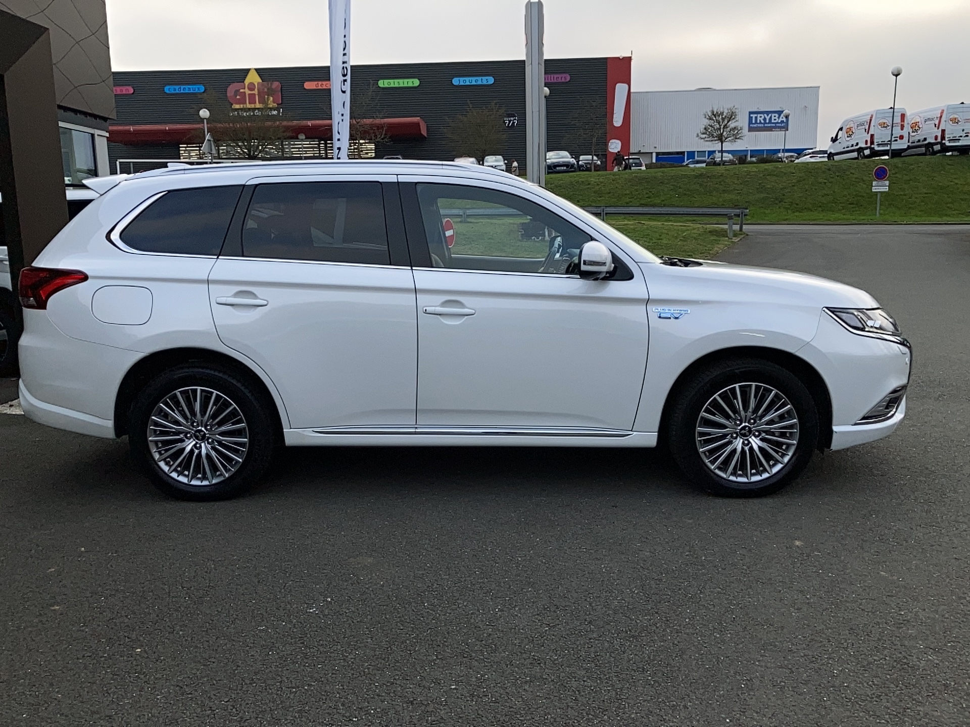 MITSUBISHI Outlander 2.4l PHEV Twin Motor 4WD Instyle - Véhicule Occasion Océane Auto