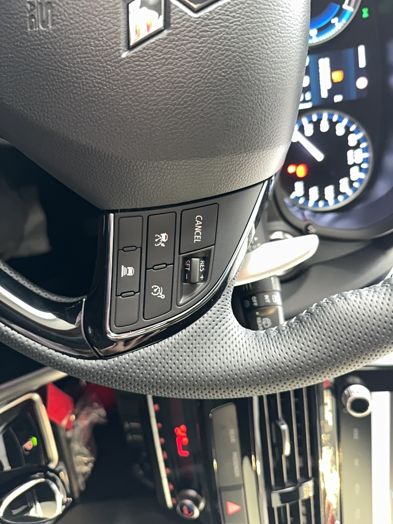 MITSUBISHI Eclipse Cross 2.4 MIVEC PHEV Twin Motor 4WD BLACK Collection - Véhicule Occasion - Océane Auto MITSUBISHI Eclipse Cross 2.4 MIVEC PHEV Twin Motor 4WD BLACK Collection - Véhicule Occasion Océane Auto