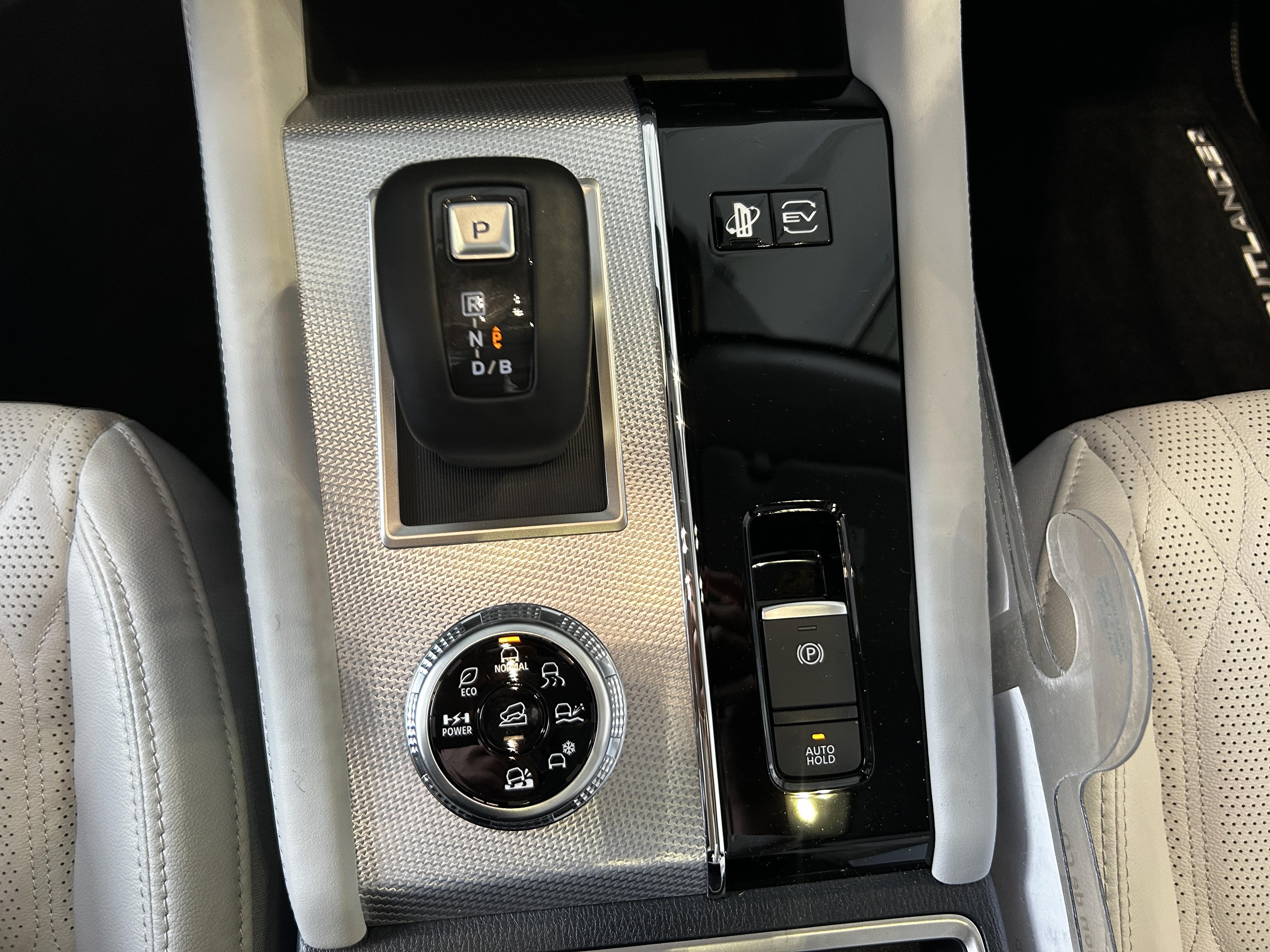 MITSUBISHI Outlander 2.4 MIVEC PHEV 306 4WD Instyle - Véhicule Occasion Océane Auto