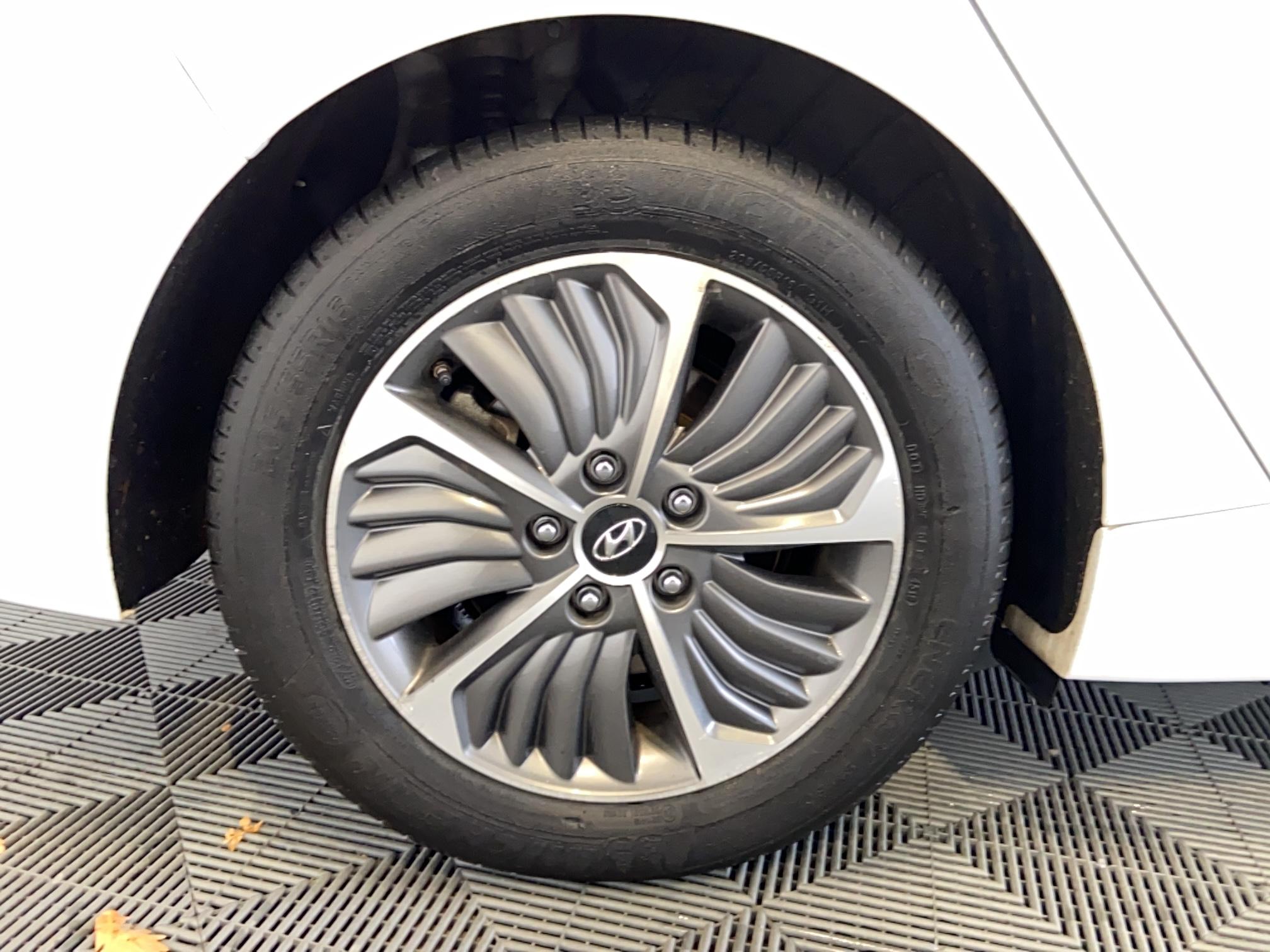 HYUNDAI Ioniq Plug-in 141 ch Executive - Véhicule Occasion - Océane Auto HYUNDAI Ioniq Plug-in 141 ch Executive - Véhicule Occasion Océane Auto