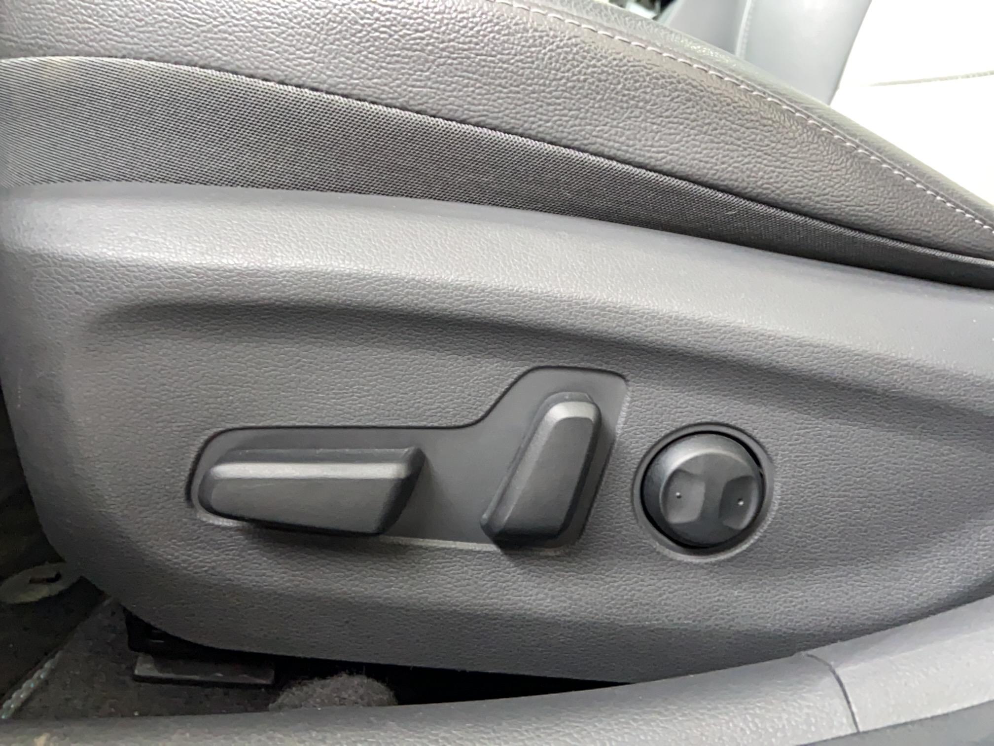 HYUNDAI Ioniq Plug-in 141 ch Executive - Véhicule Occasion - Océane Auto HYUNDAI Ioniq Plug-in 141 ch Executive - Véhicule Occasion Océane Auto