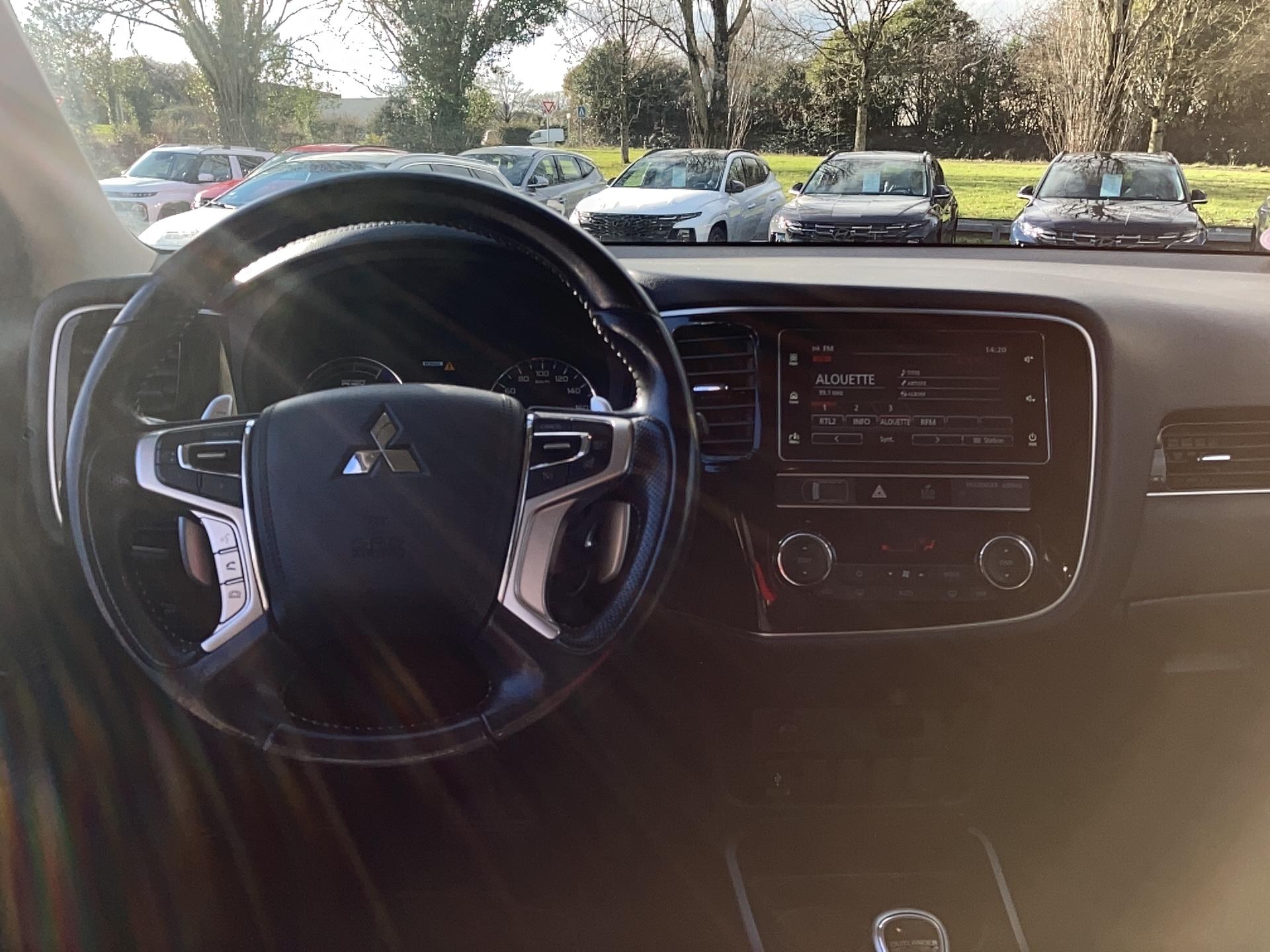 MITSUBISHI Outlander 2.4l PHEV Twin Motor 4WD Invite - Véhicule Occasion Océane Auto