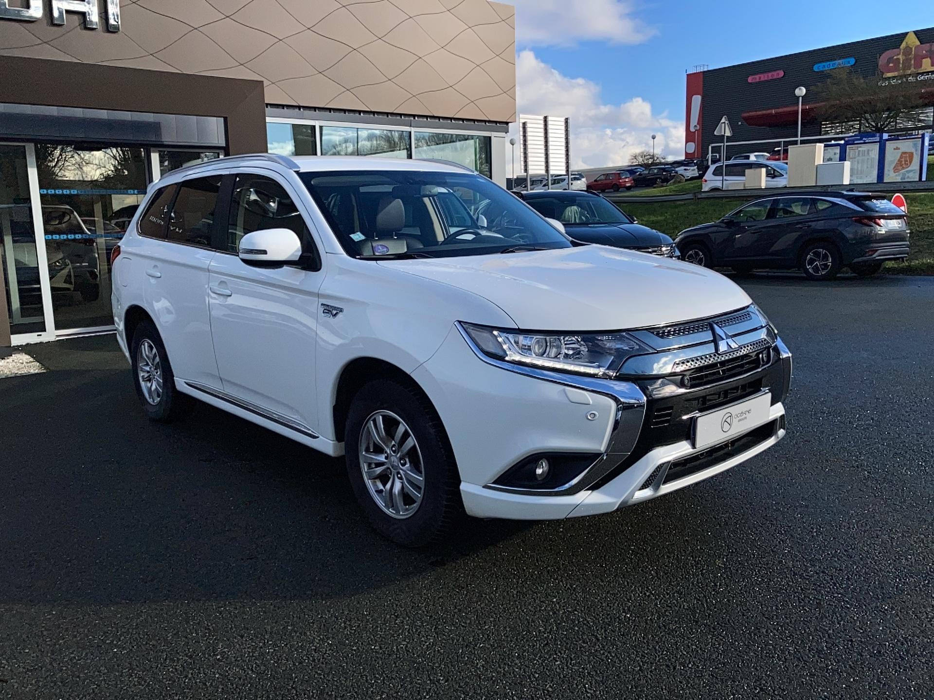 MITSUBISHI Outlander 2.4l PHEV Twin Motor 4WD Invite - Véhicule Occasion Océane Auto
