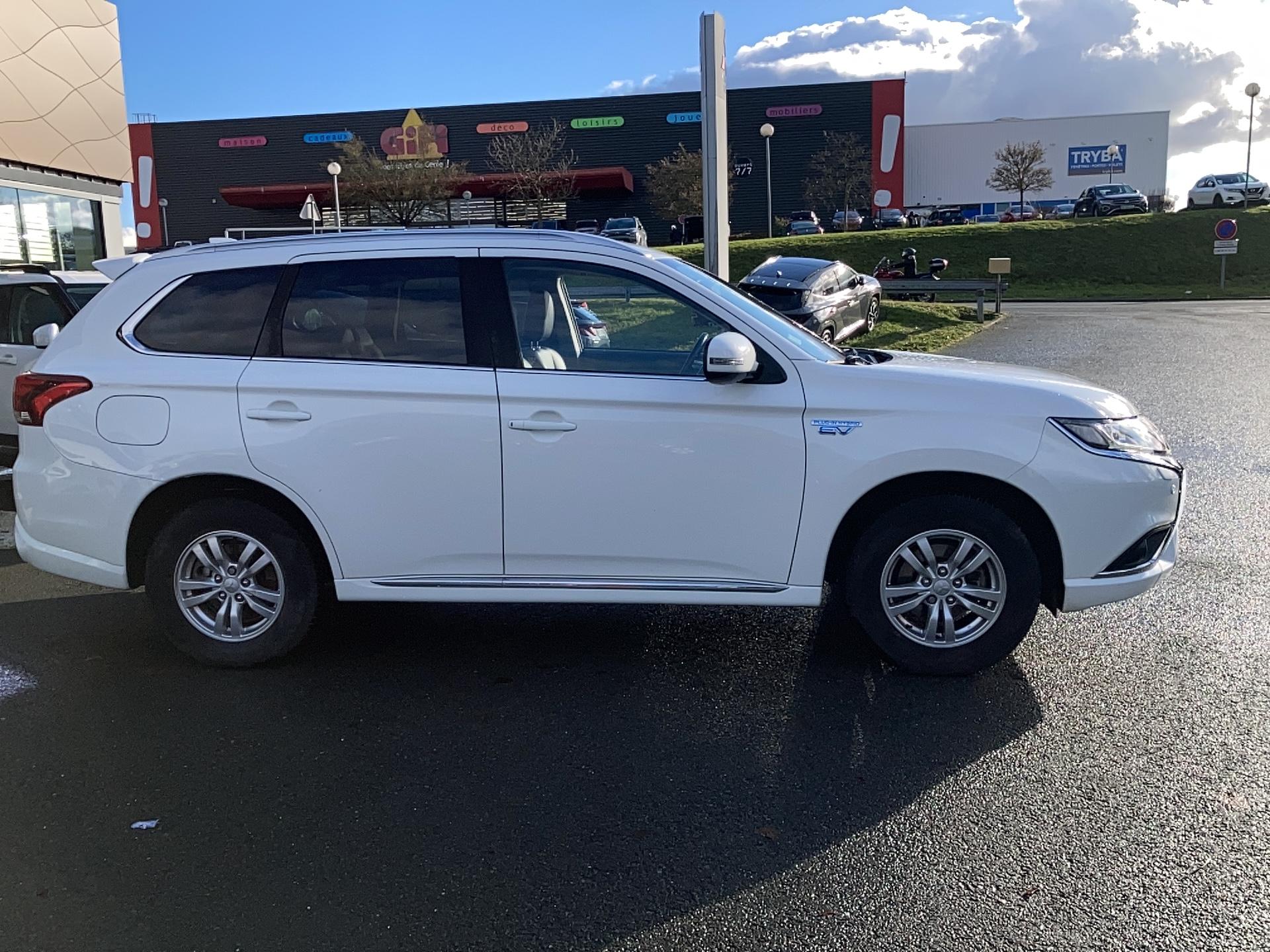 MITSUBISHI Outlander 2.4l PHEV Twin Motor 4WD Invite - Véhicule Occasion Océane Auto