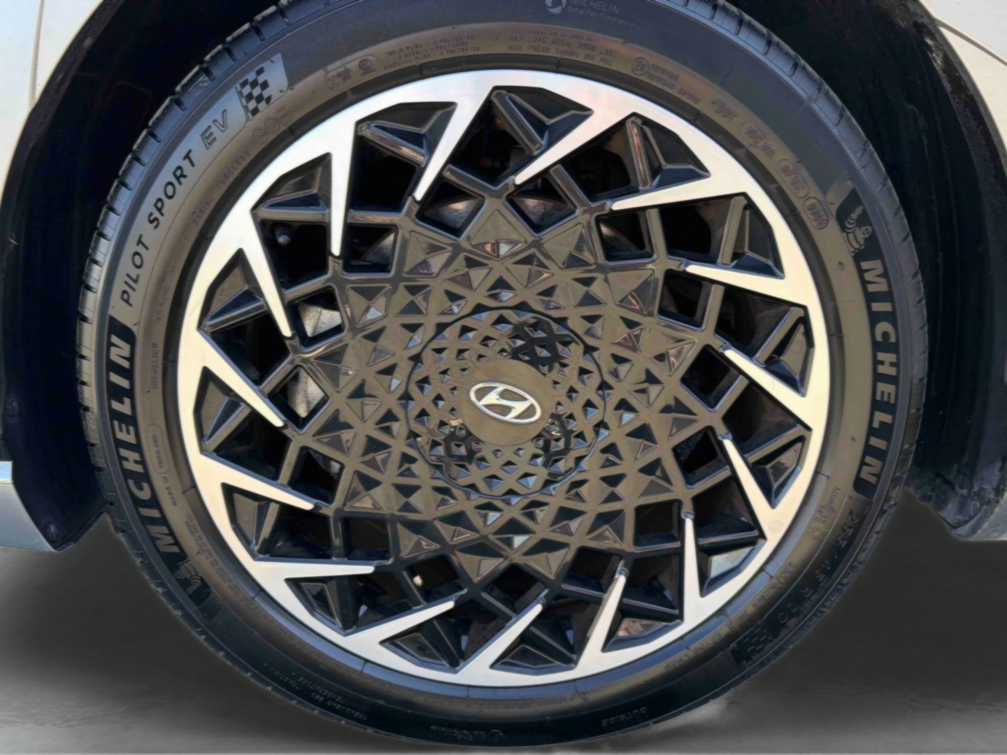 HYUNDAI Ioniq 5 77 kWh - 229 ch Executive - Véhicule Occasion Océane Auto