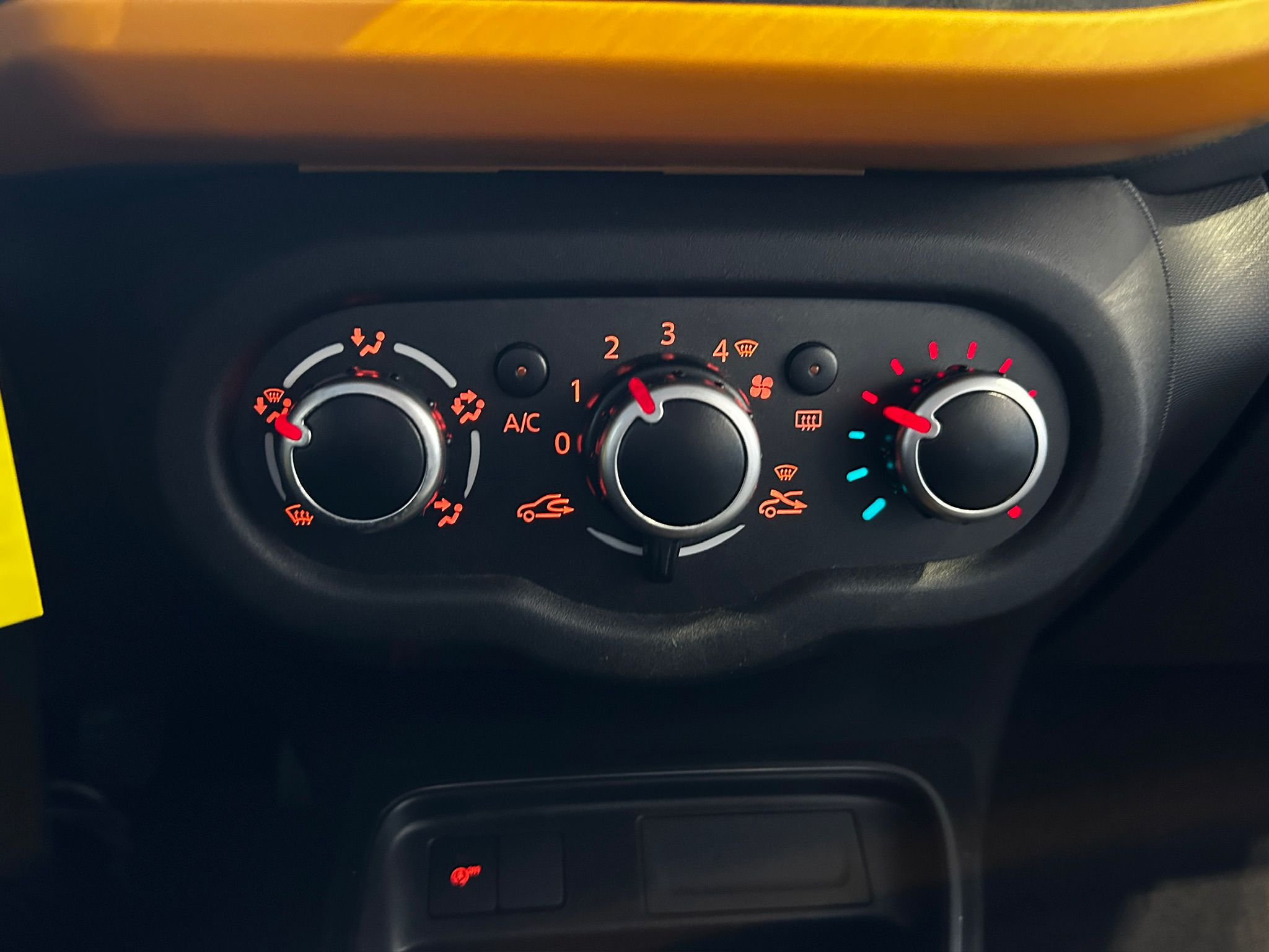 RENAULT Twingo III SCe 75 - 20 Zen - Véhicule Occasion - Océane Auto RENAULT Twingo III SCe 75 - 20 Zen - Véhicule Occasion Océane Auto