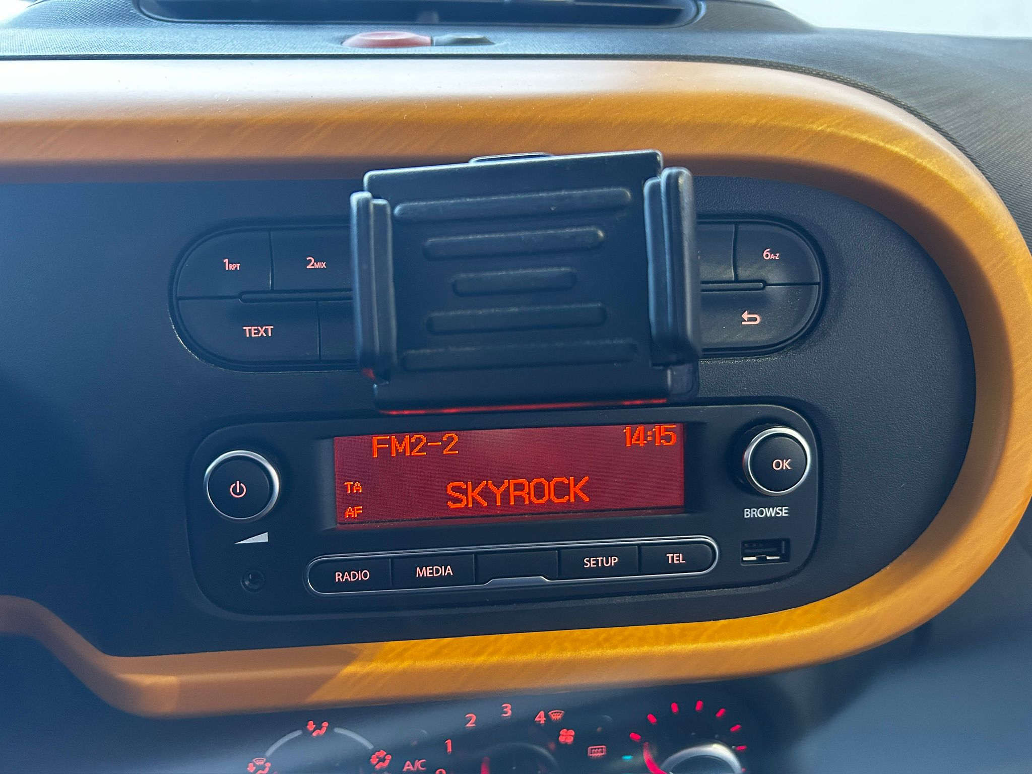 RENAULT Twingo III SCe 75 - 20 Zen - Véhicule Occasion - Océane Auto RENAULT Twingo III SCe 75 - 20 Zen - Véhicule Occasion Océane Auto