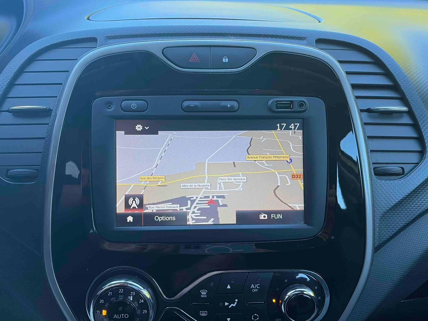 RENAULT Captur dCi 90 Energy eco² Business E6 - Véhicule Occasion Océane Auto