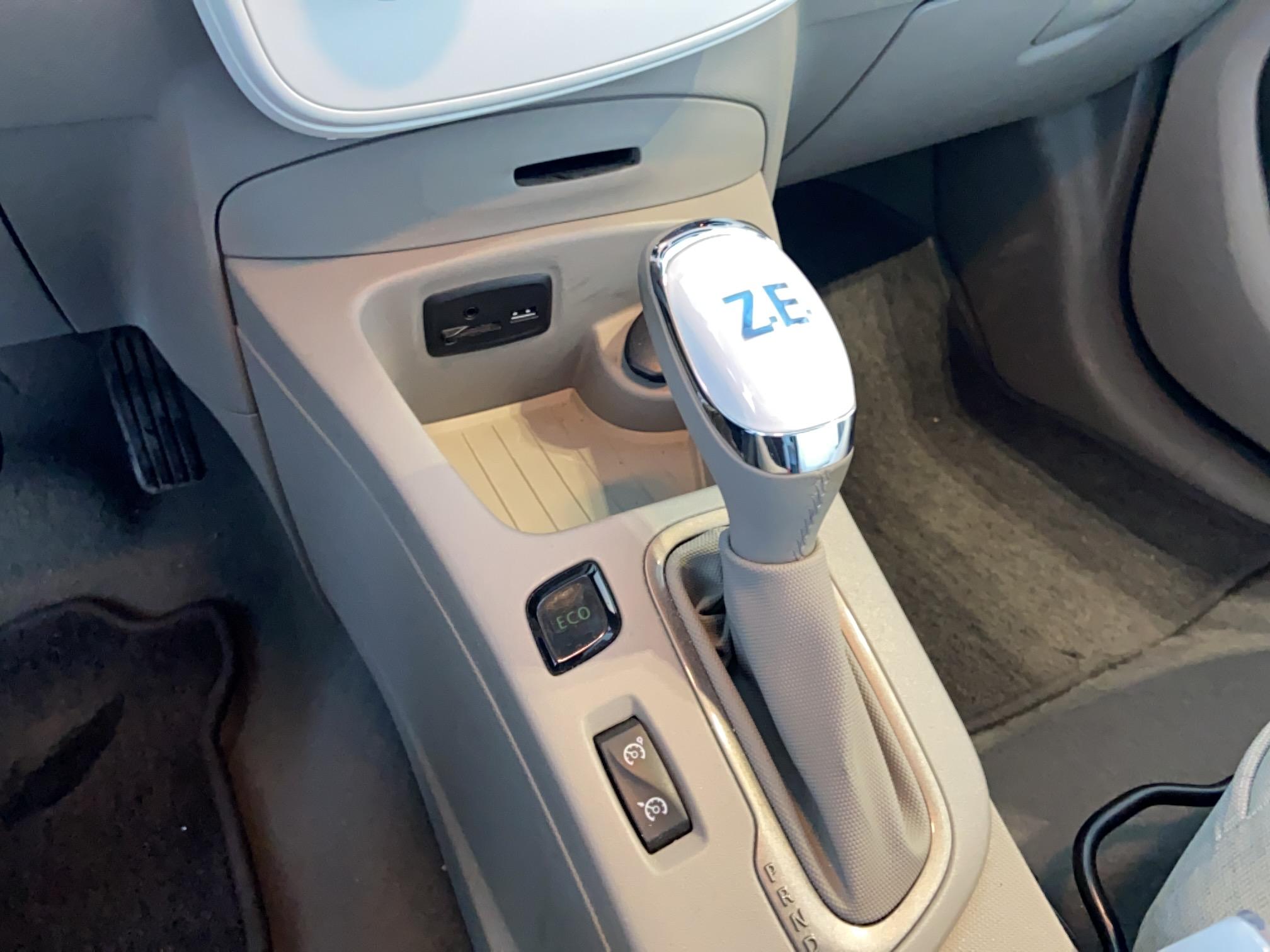 RENAULT Zoe Intens Gamme 2017 - Véhicule Occasion - Océane Auto RENAULT Zoe Intens Gamme 2017 - Véhicule Occasion Océane Auto