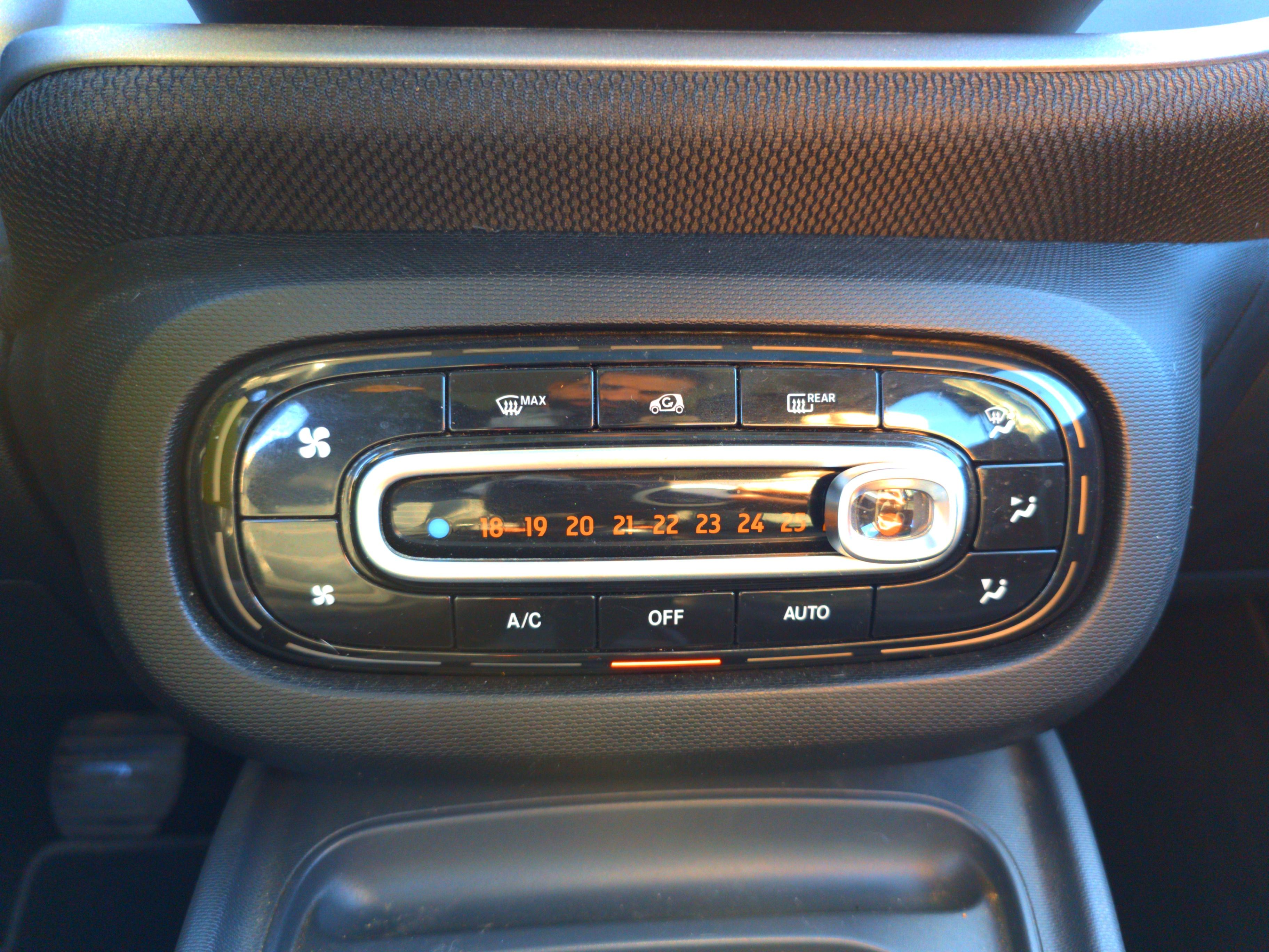 SMART Forfour 82 ch Electrique BVA1 Prime - Véhicule Occasion - Océane Auto SMART Forfour 82 ch Electrique BVA1 Prime - Véhicule Occasion Océane Auto