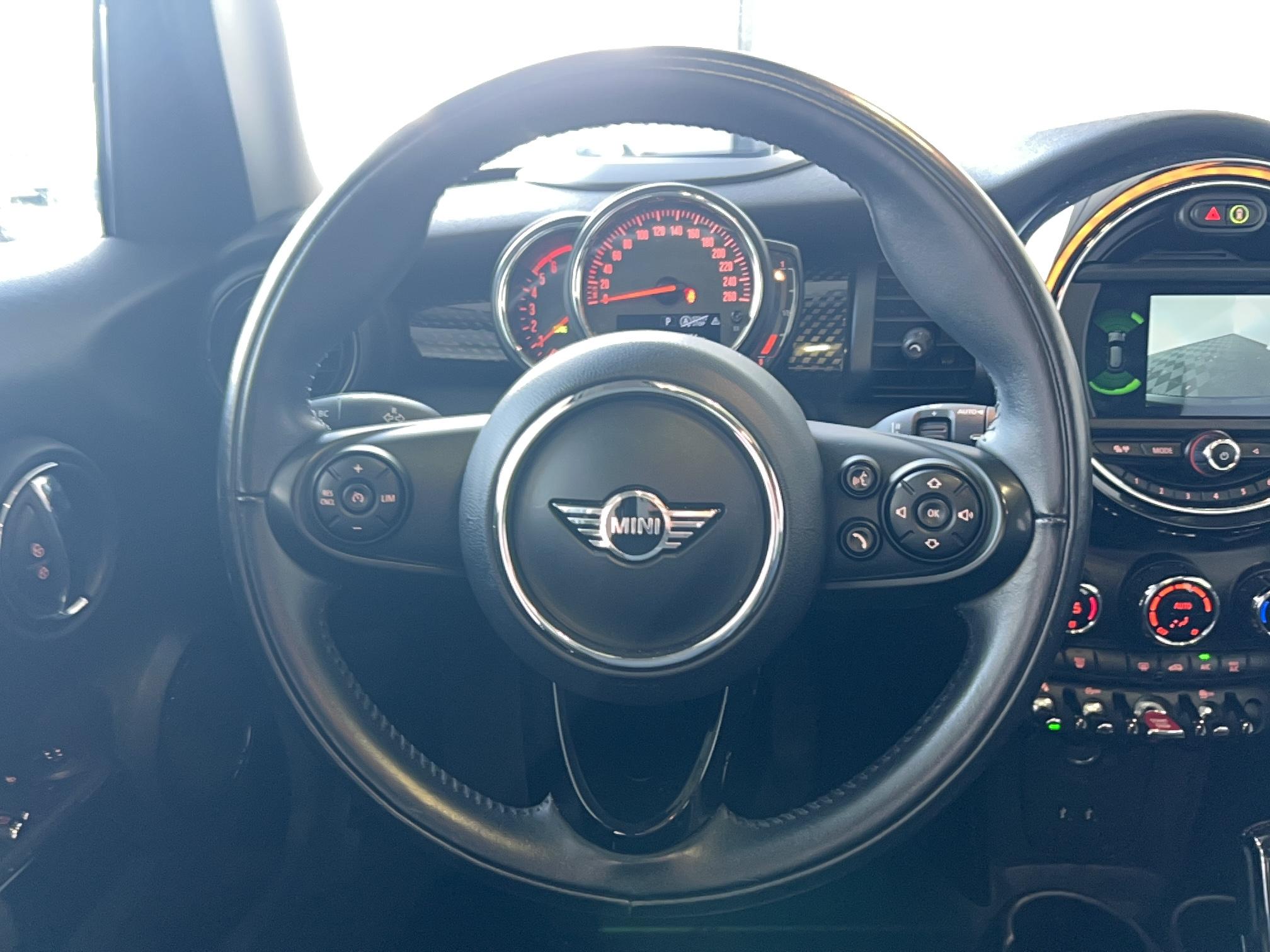 MINI Hatch 5 Portes Cooper SD 170 ch BVA8 Basic - Véhicule Occasion Océane Auto