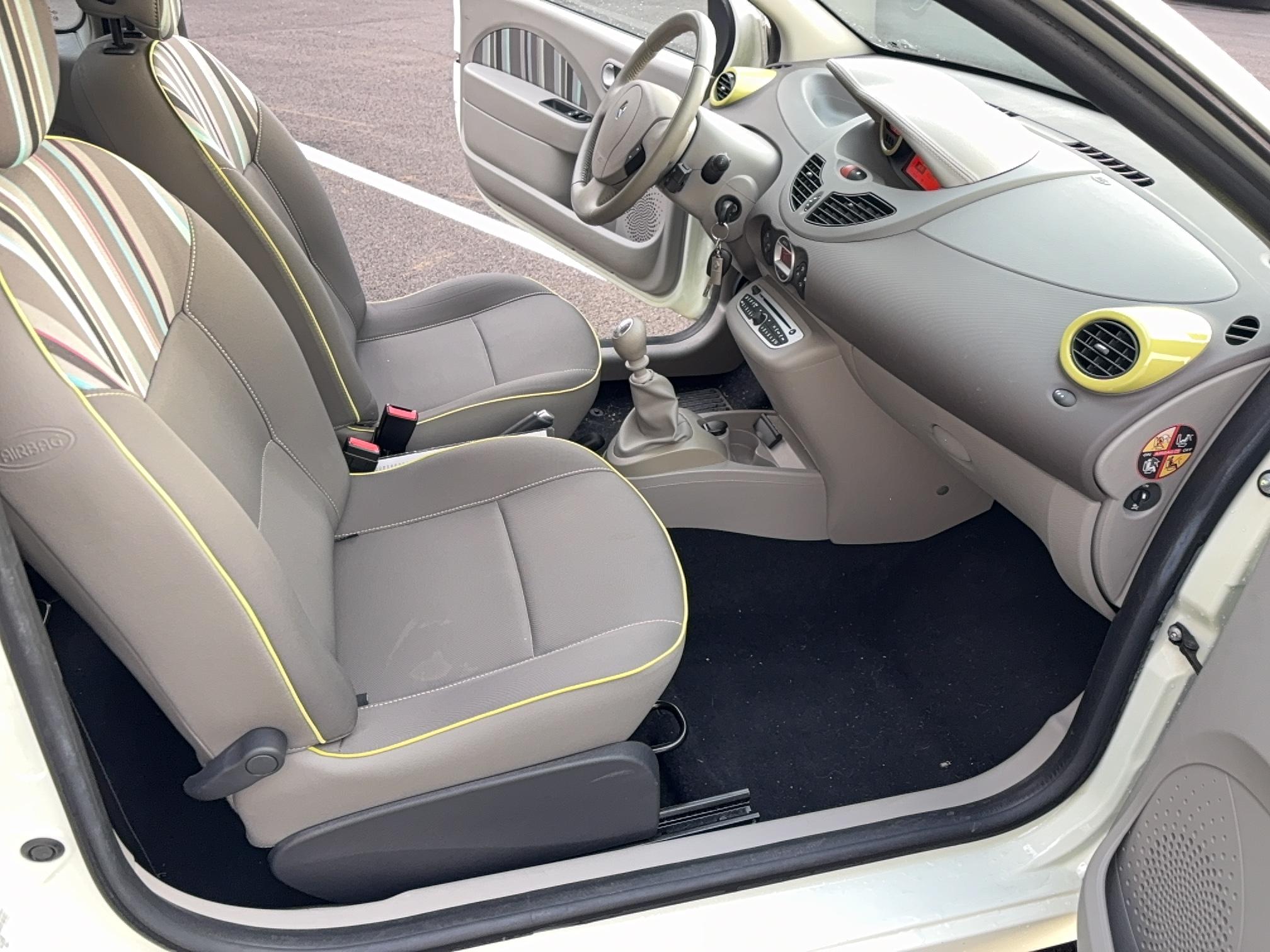 RENAULT Twingo II 1.2 LEV 16v 75 eco2 Privilège - Véhicule Occasion - Océane Auto RENAULT Twingo II 1.2 LEV 16v 75 eco2 Privilège - Véhicule Occasion Océane Auto