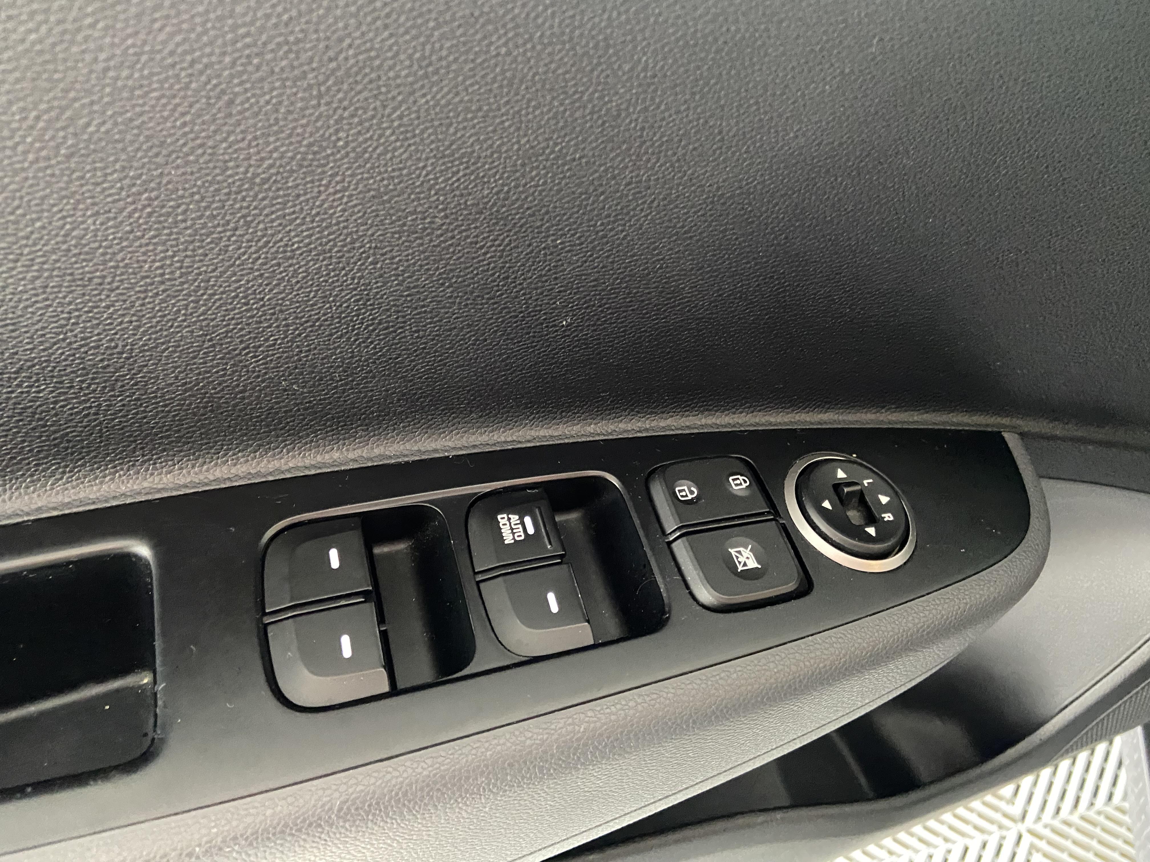 HYUNDAI i10 1.0 66 BVM5 Edition #Mondial 2019 - Véhicule Occasion Océane Auto