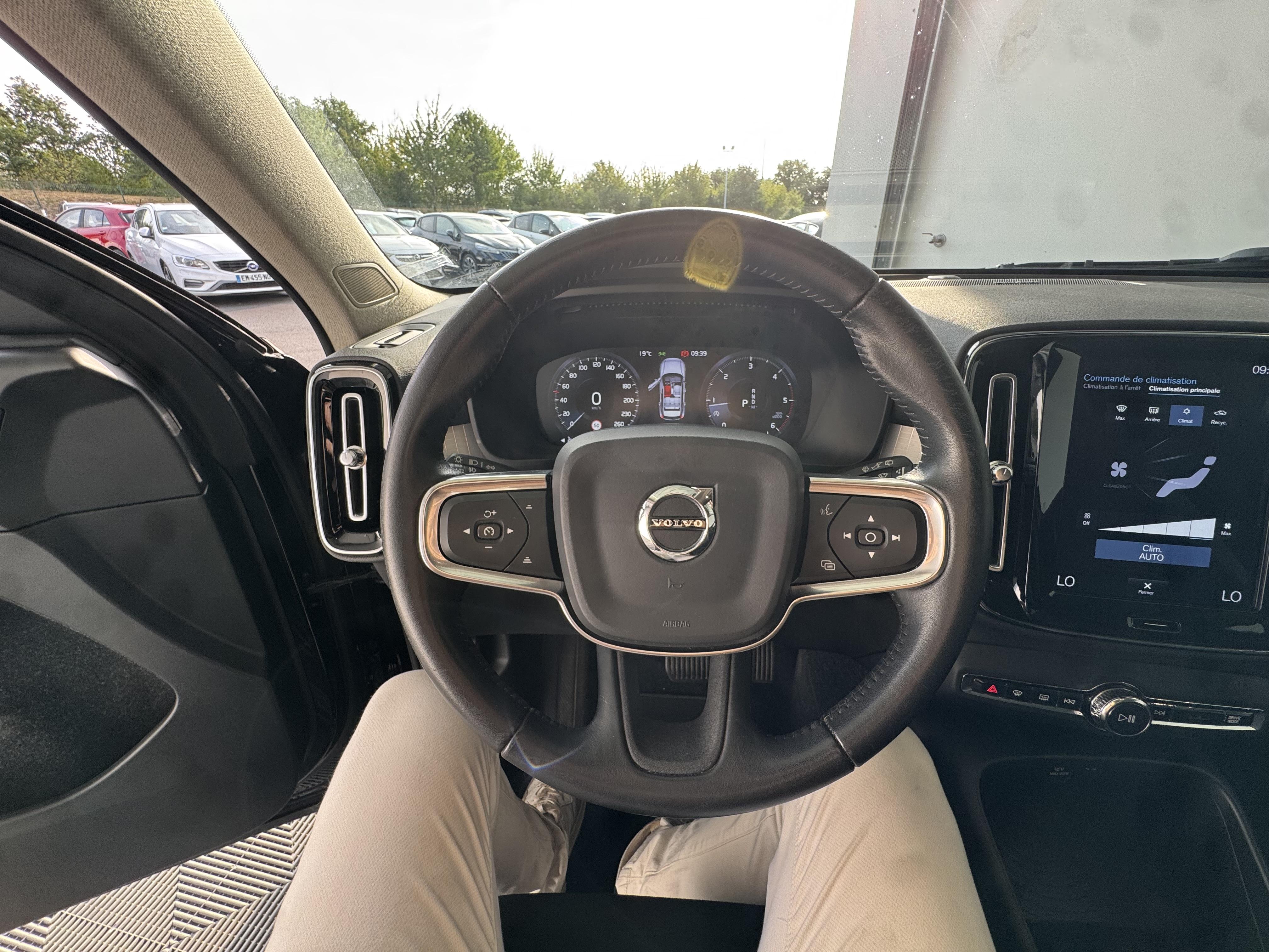 VOLVO XC40 D4 AWD AdBlue 190 ch Geartronic 8 Momentum - Véhicule Occasion - Océane Auto VOLVO XC40 D4 AWD AdBlue 190 ch Geartronic 8 Momentum - Véhicule Occasion Océane Auto