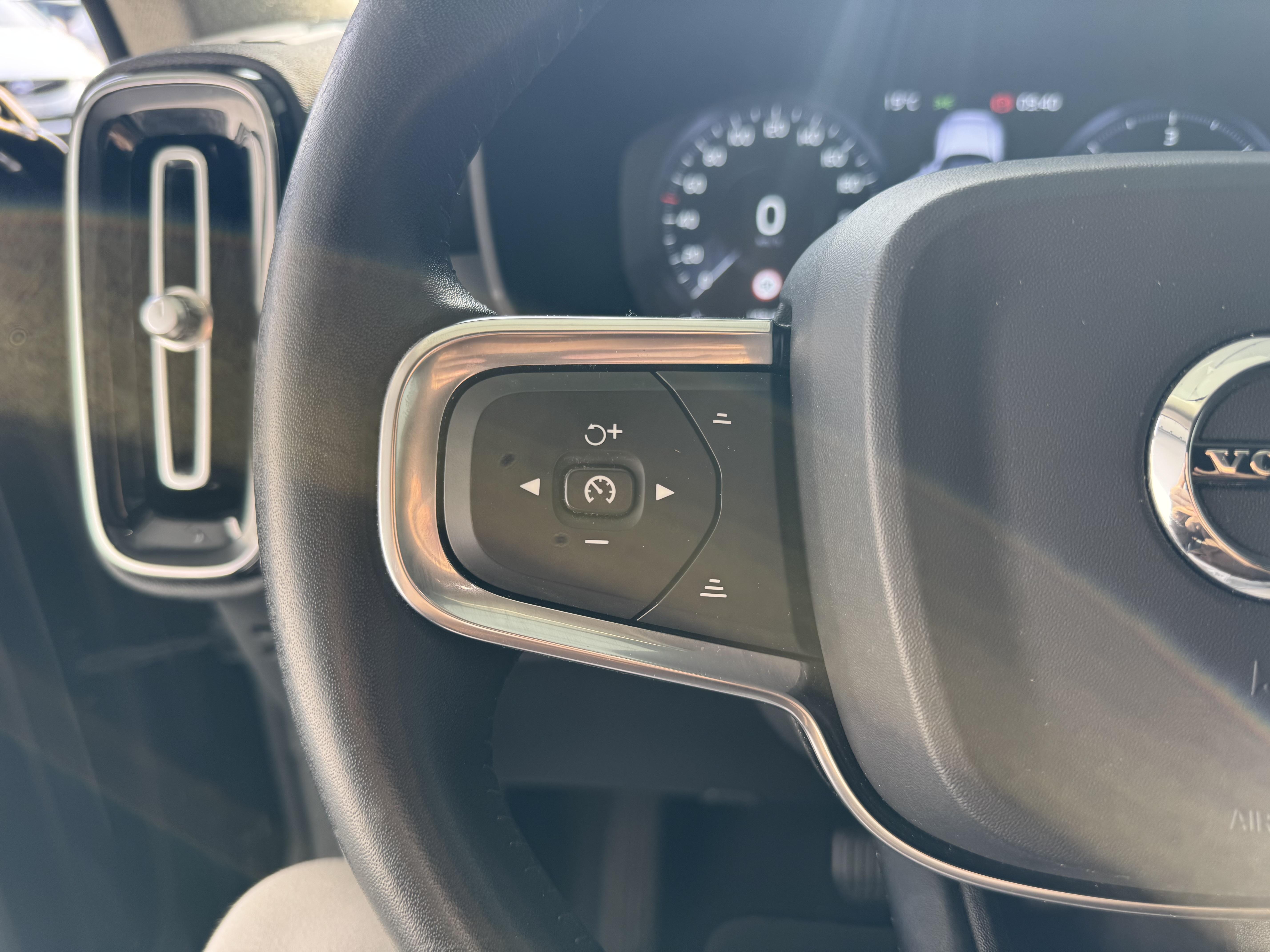 VOLVO XC40 D4 AWD AdBlue 190 ch Geartronic 8 Momentum - Véhicule Occasion - Océane Auto VOLVO XC40 D4 AWD AdBlue 190 ch Geartronic 8 Momentum - Véhicule Occasion Océane Auto
