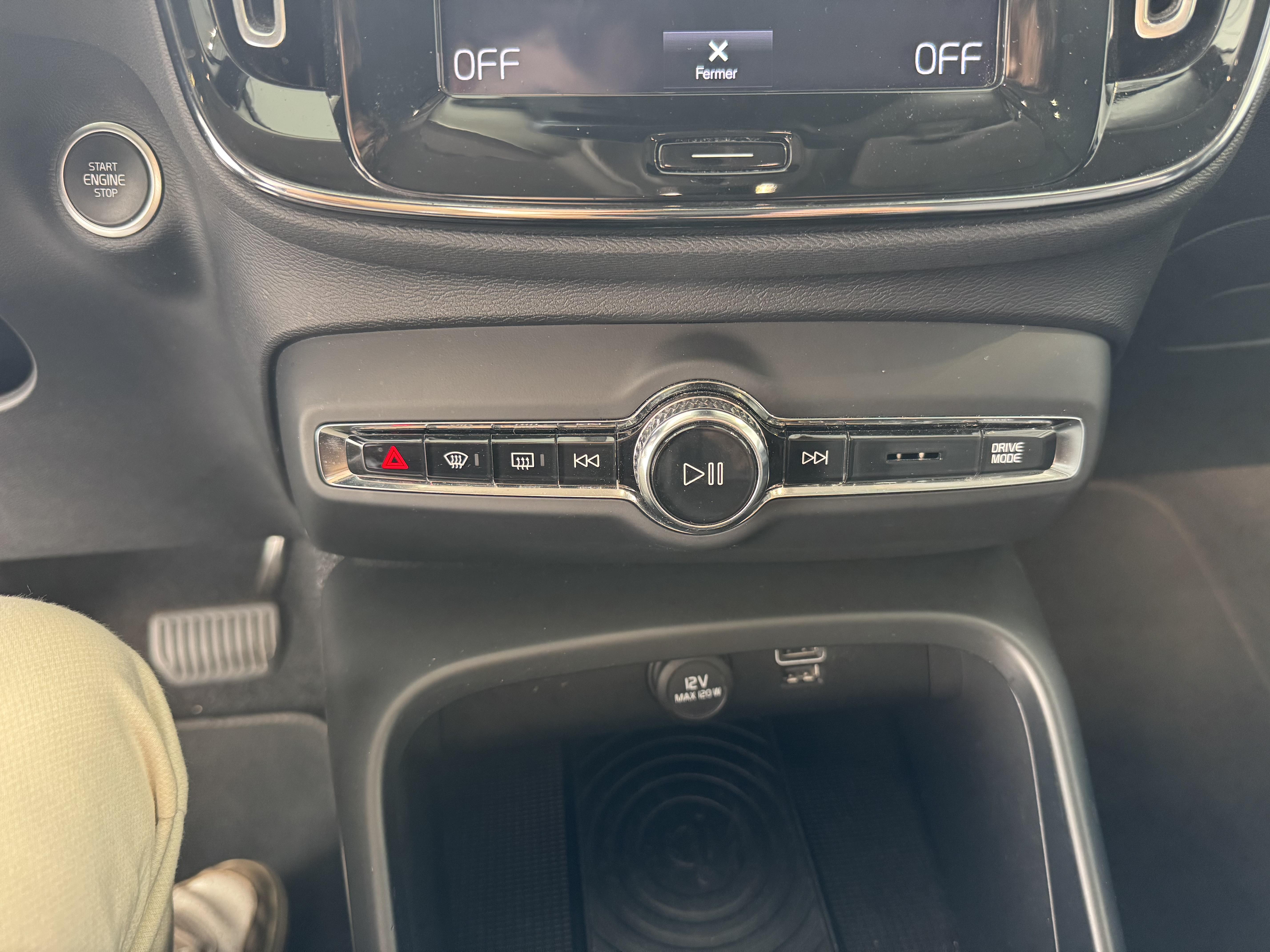 VOLVO XC40 D4 AWD AdBlue 190 ch Geartronic 8 Momentum - Véhicule Occasion - Océane Auto VOLVO XC40 D4 AWD AdBlue 190 ch Geartronic 8 Momentum - Véhicule Occasion Océane Auto