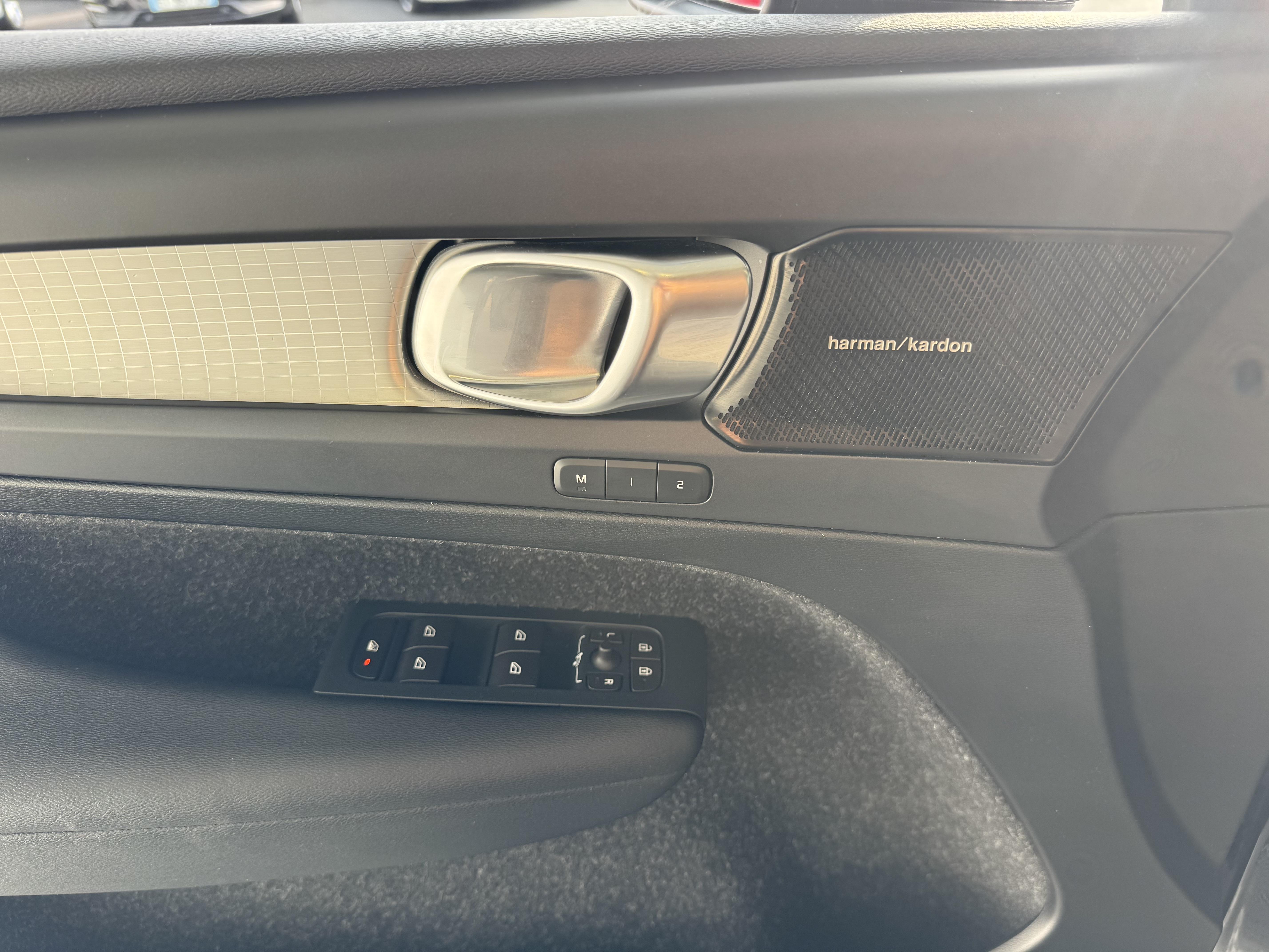VOLVO XC40 D4 AWD AdBlue 190 ch Geartronic 8 Momentum - Véhicule Occasion - Océane Auto VOLVO XC40 D4 AWD AdBlue 190 ch Geartronic 8 Momentum - Véhicule Occasion Océane Auto