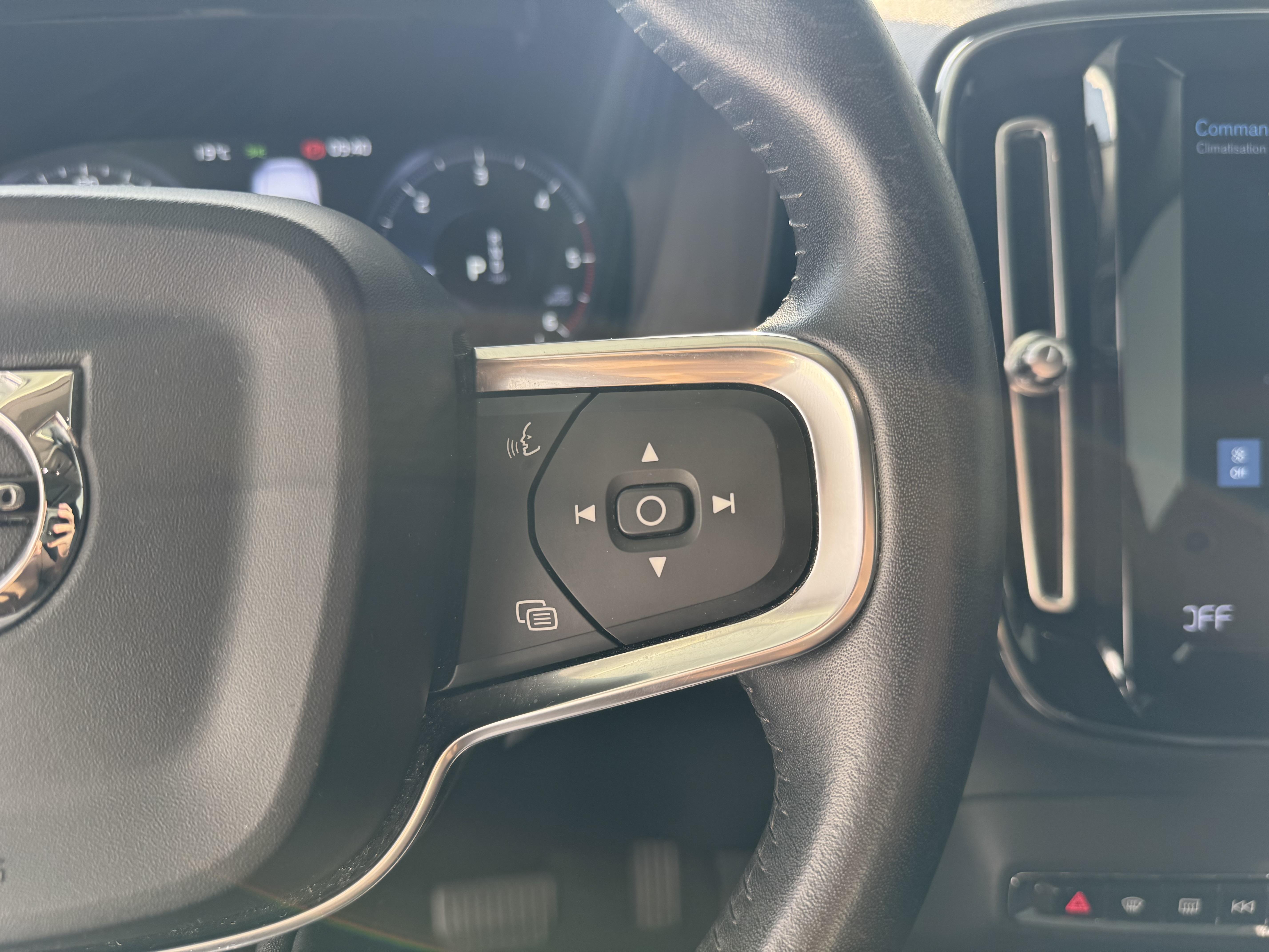 VOLVO XC40 D4 AWD AdBlue 190 ch Geartronic 8 Momentum - Véhicule Occasion - Océane Auto VOLVO XC40 D4 AWD AdBlue 190 ch Geartronic 8 Momentum - Véhicule Occasion Océane Auto
