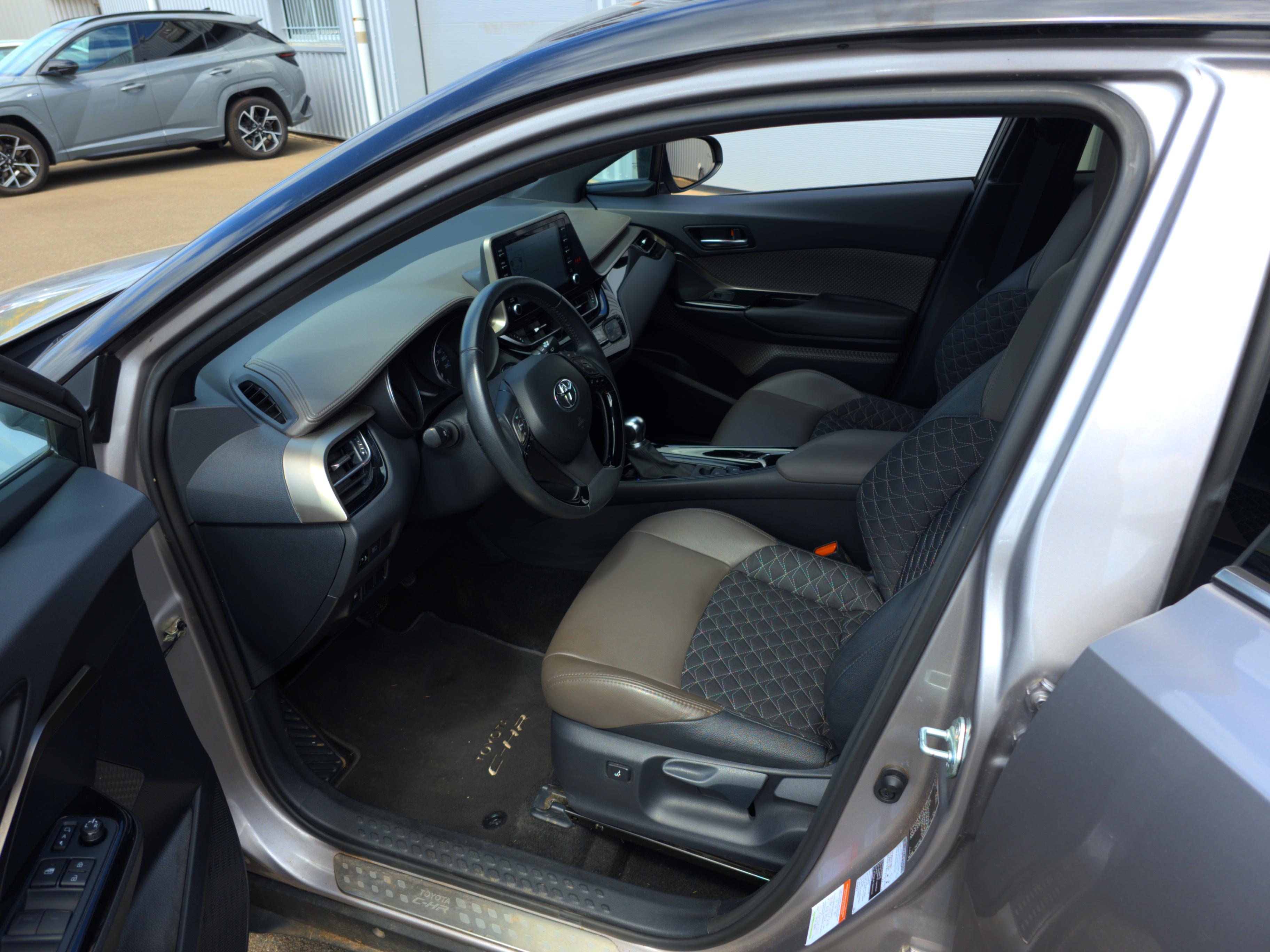 TOYOTA C-HR Hybride 1.8L Distinctive - Véhicule Occasion - Océane Auto TOYOTA C-HR Hybride 1.8L Distinctive - Véhicule Occasion Océane Auto