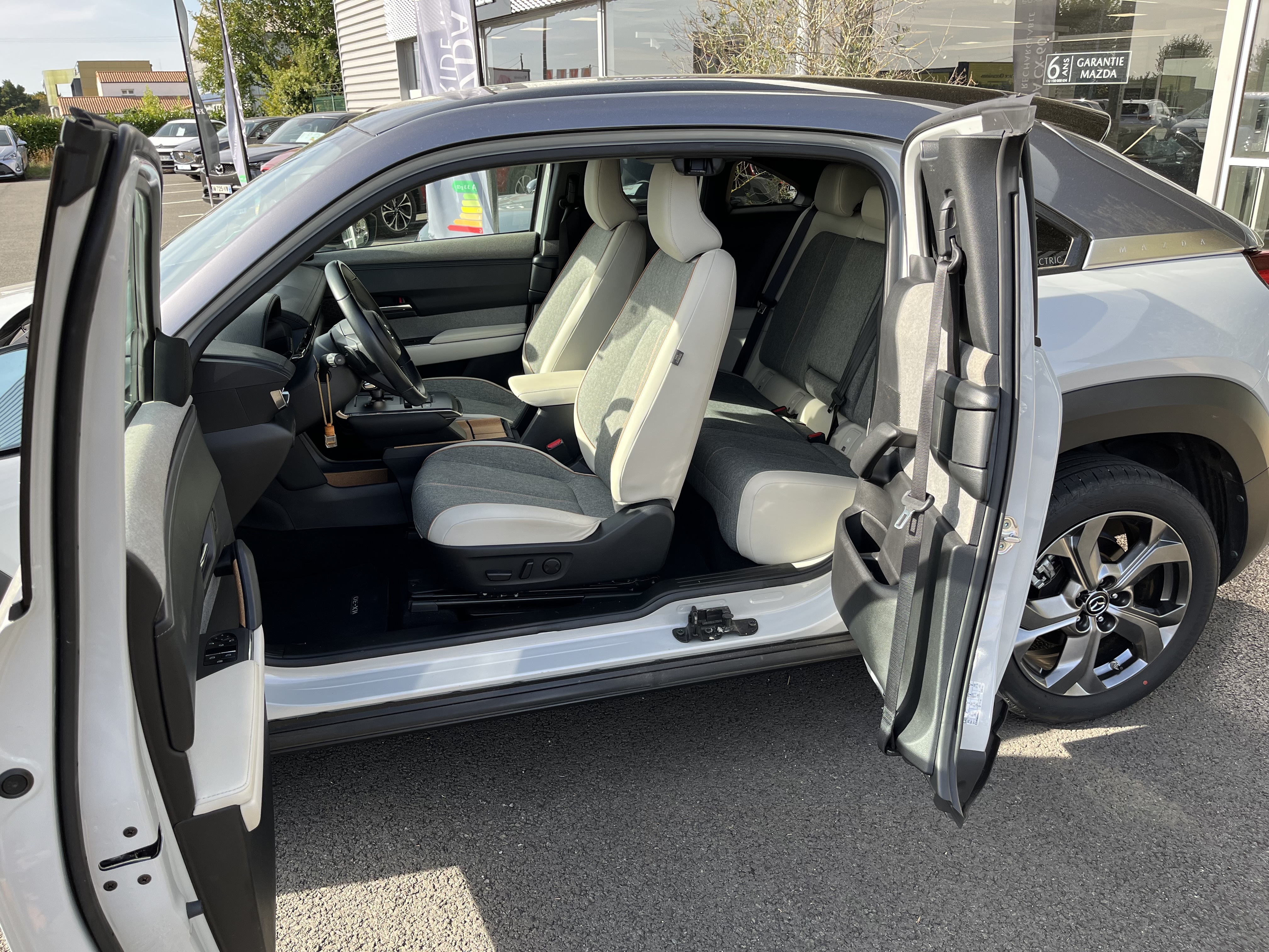 MAZDA MX-30 e-Skyactiv 145 ch First Edition Modern Confidence - Véhicule Occasion - Océane Auto MAZDA MX-30 e-Skyactiv 145 ch First Edition Modern Confidence - Véhicule Occasion Océane Auto