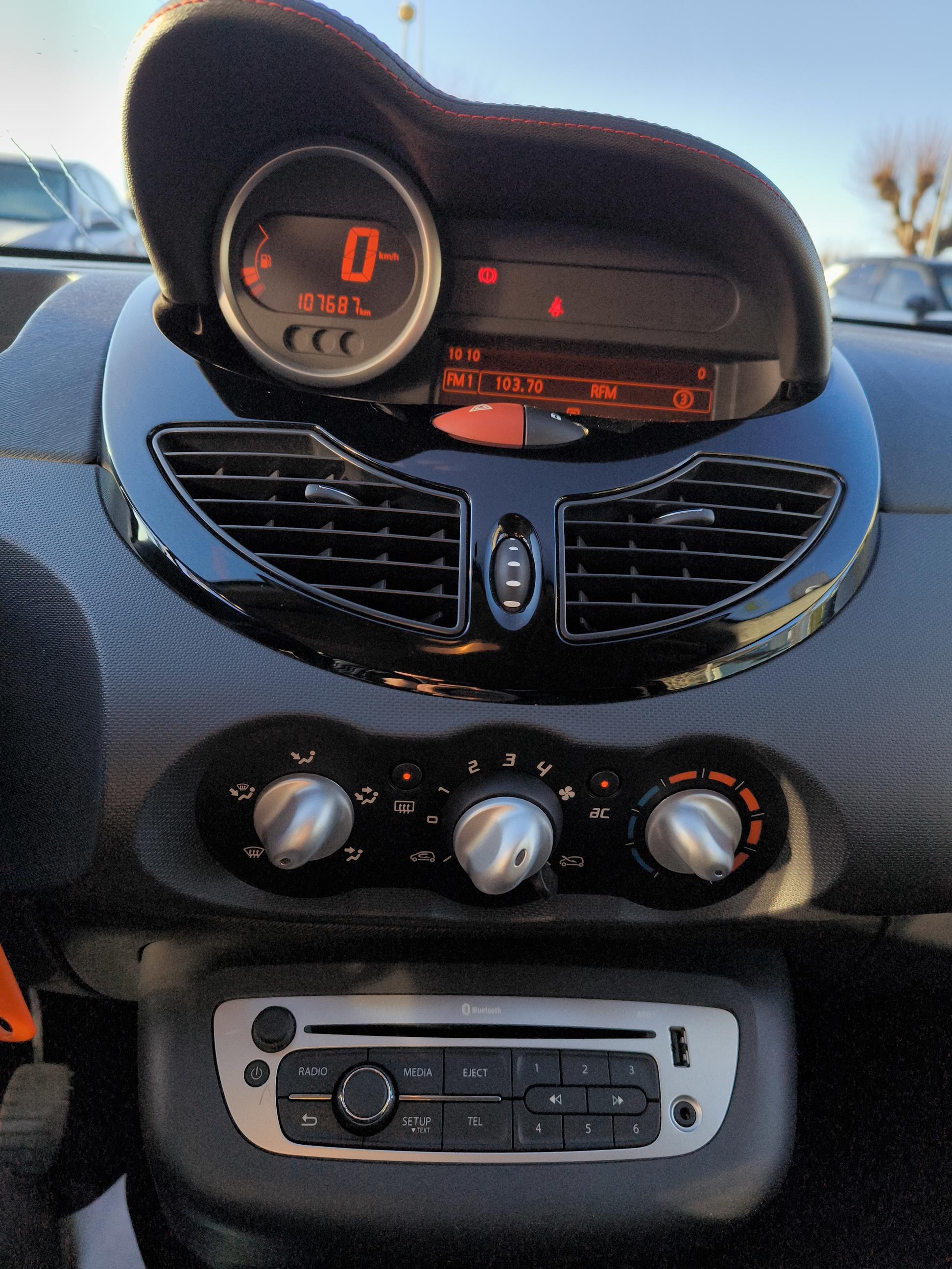 RENAULT Twingo II 1.2 LEV 16v 75 eco2 Intens - Véhicule Occasion Océane Auto