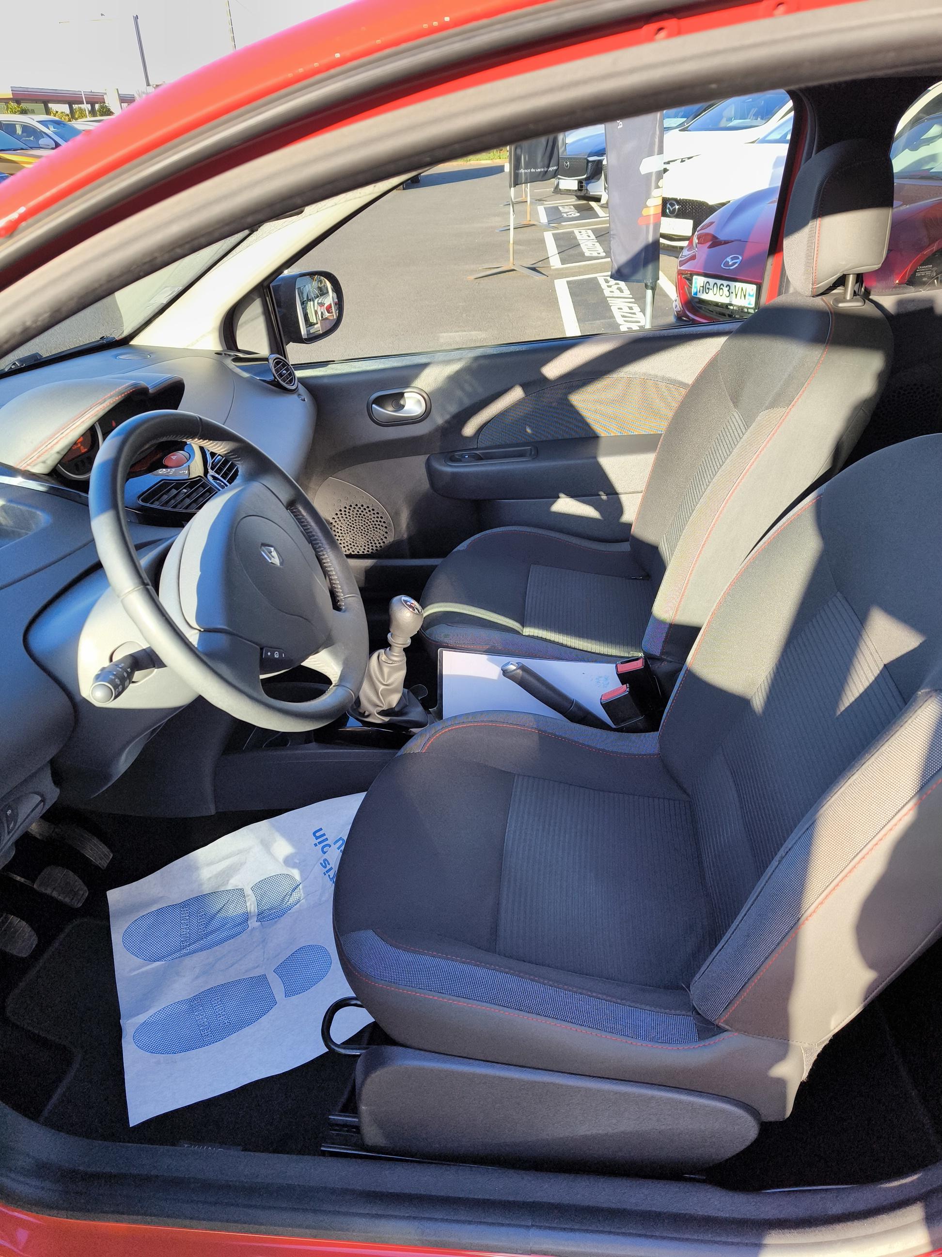 RENAULT Twingo II 1.2 LEV 16v 75 eco2 Intens - Véhicule Occasion Océane Auto