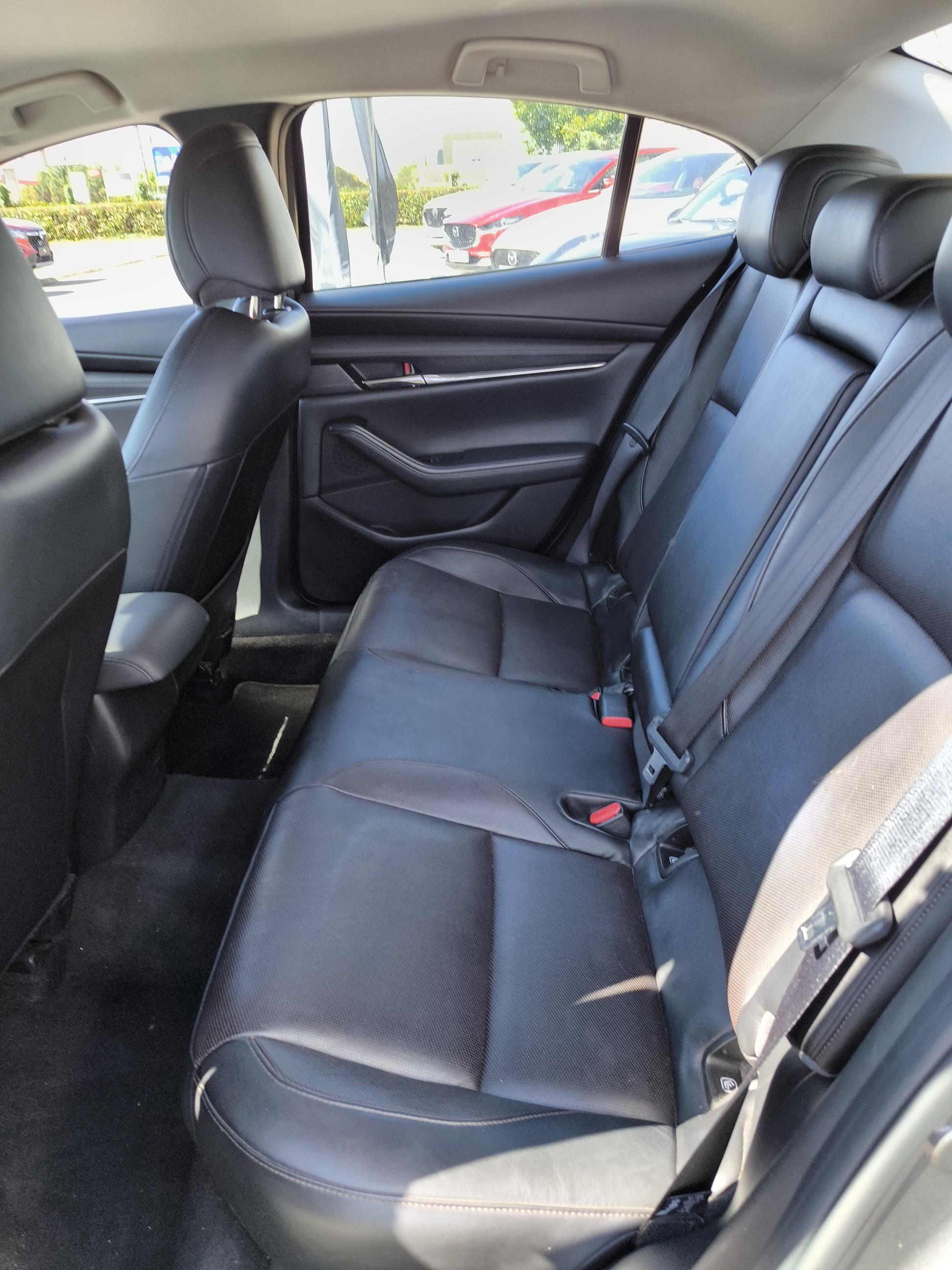 MAZDA Mazda3 Berline 2.0L SKYACTIV-G M Hybrid 122 ch BVA6 Inspiration - Véhicule Occasion - Océane Auto MAZDA Mazda3 Berline 2.0L SKYACTIV-G M Hybrid 122 ch BVA6 Inspiration - Véhicule Occasion Océane Auto