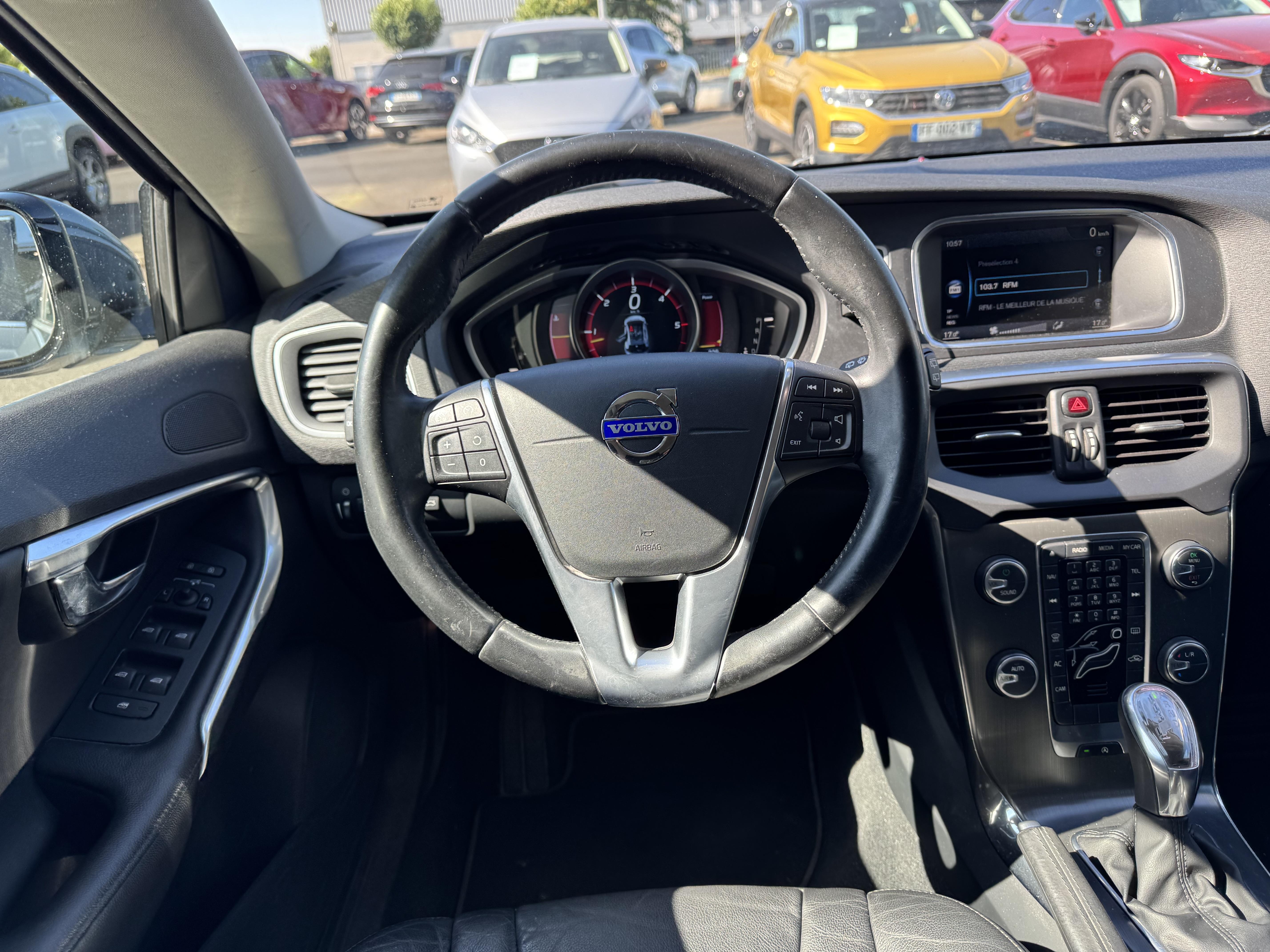 VOLVO V40 D3 150 Summum Geartronic A - Véhicule Occasion - Océane Auto VOLVO V40 D3 150 Summum Geartronic A - Véhicule Occasion Océane Auto