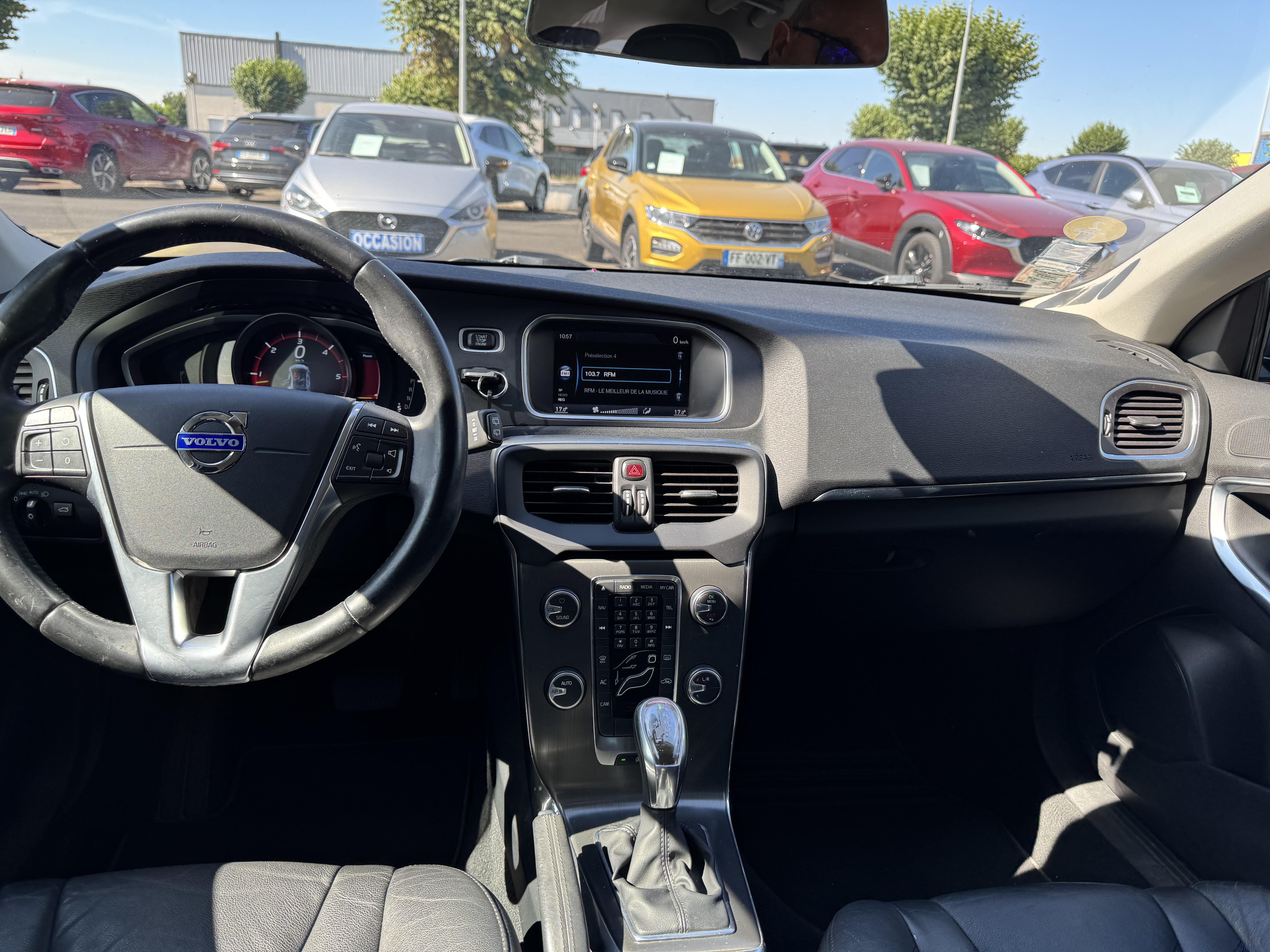 VOLVO V40 D3 150 Summum Geartronic A - Véhicule Occasion - Océane Auto VOLVO V40 D3 150 Summum Geartronic A - Véhicule Occasion Océane Auto