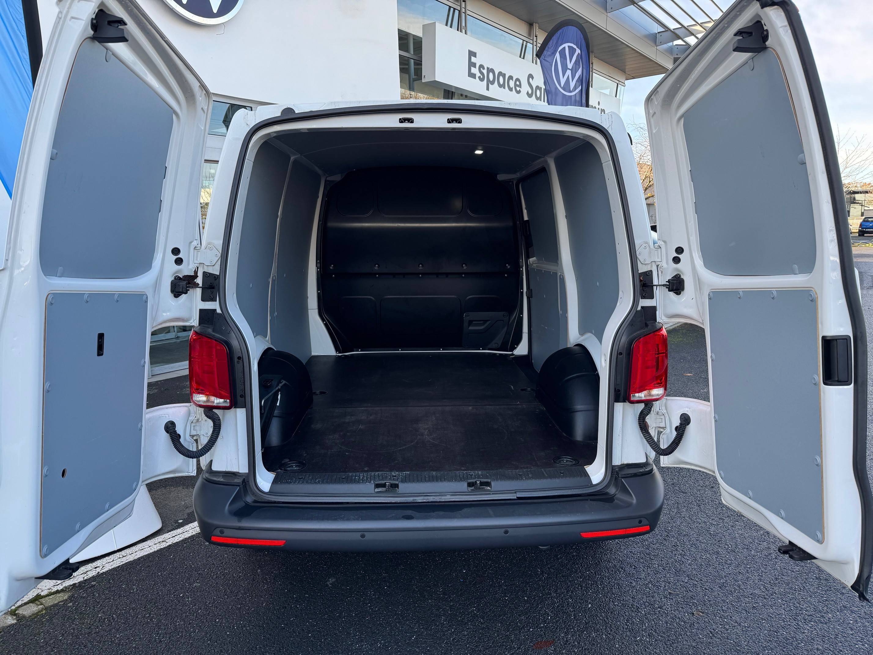 VOLKSWAGEN UTILITAIRES TRANSPORTER 6.1 VAN