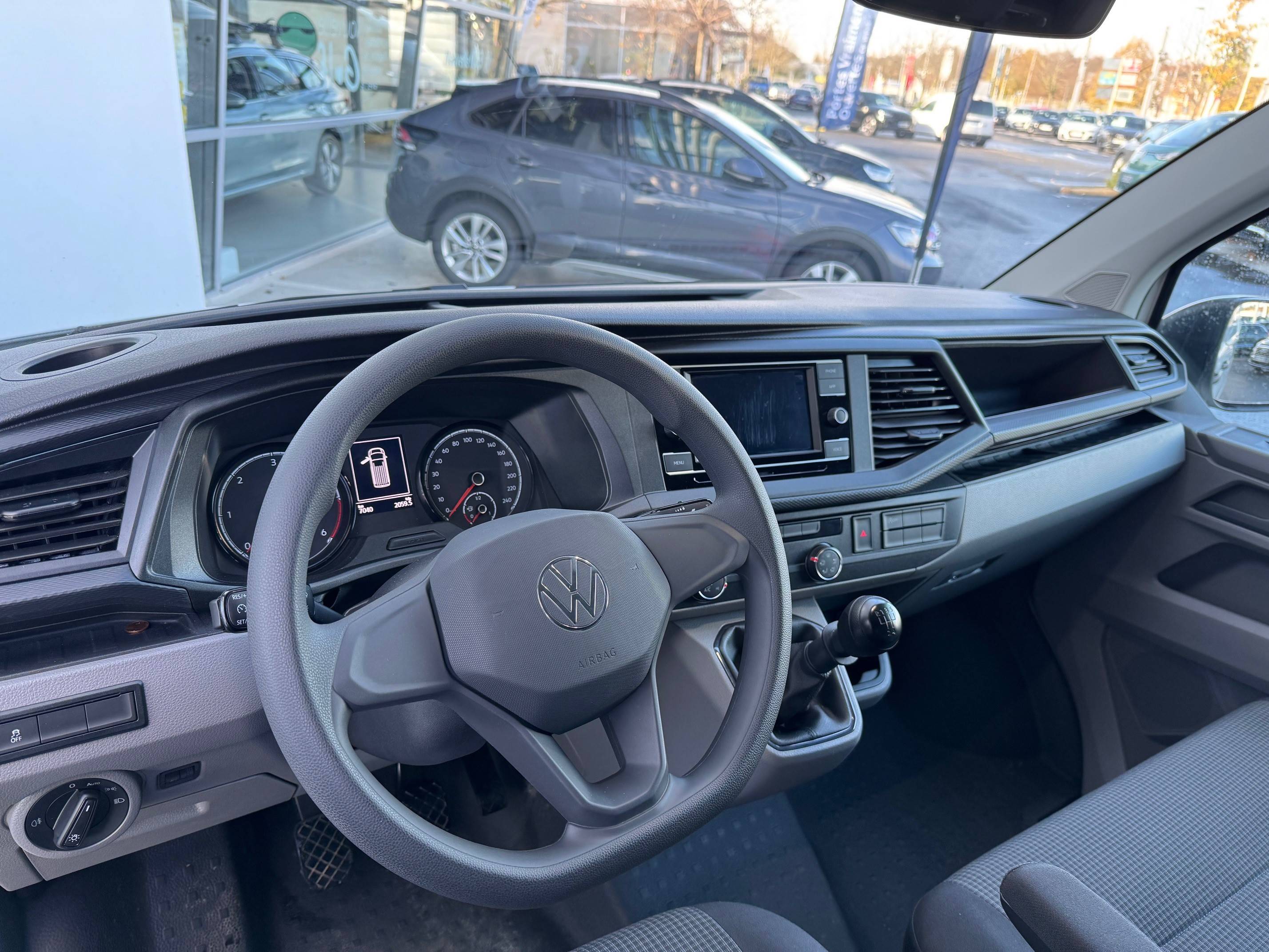 VOLKSWAGEN UTILITAIRES TRANSPORTER 6.1 VAN