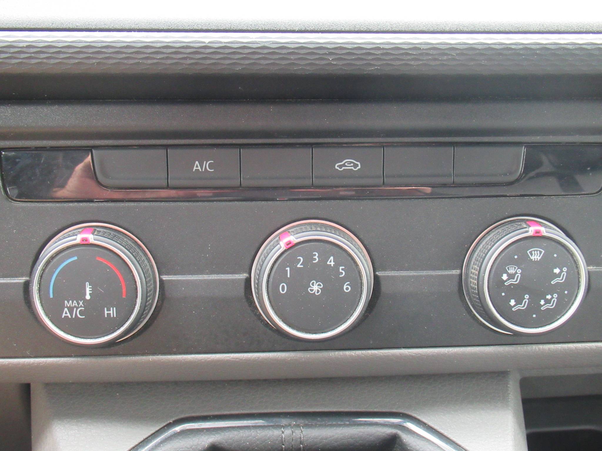 VOLKSWAGEN UTILITAIRES TRANSPORTER 6.1 VAN