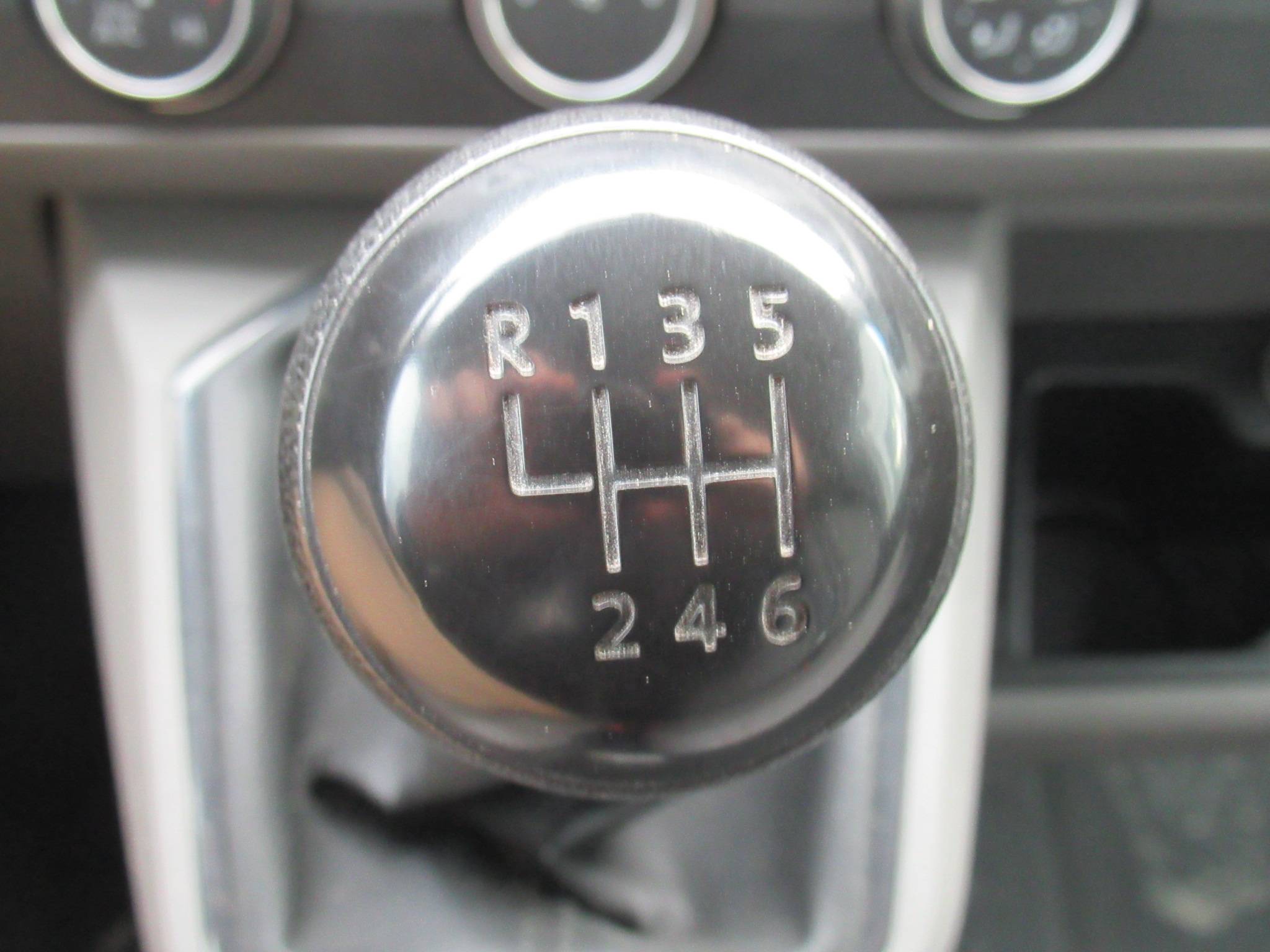 VOLKSWAGEN UTILITAIRES TRANSPORTER 6.1 VAN