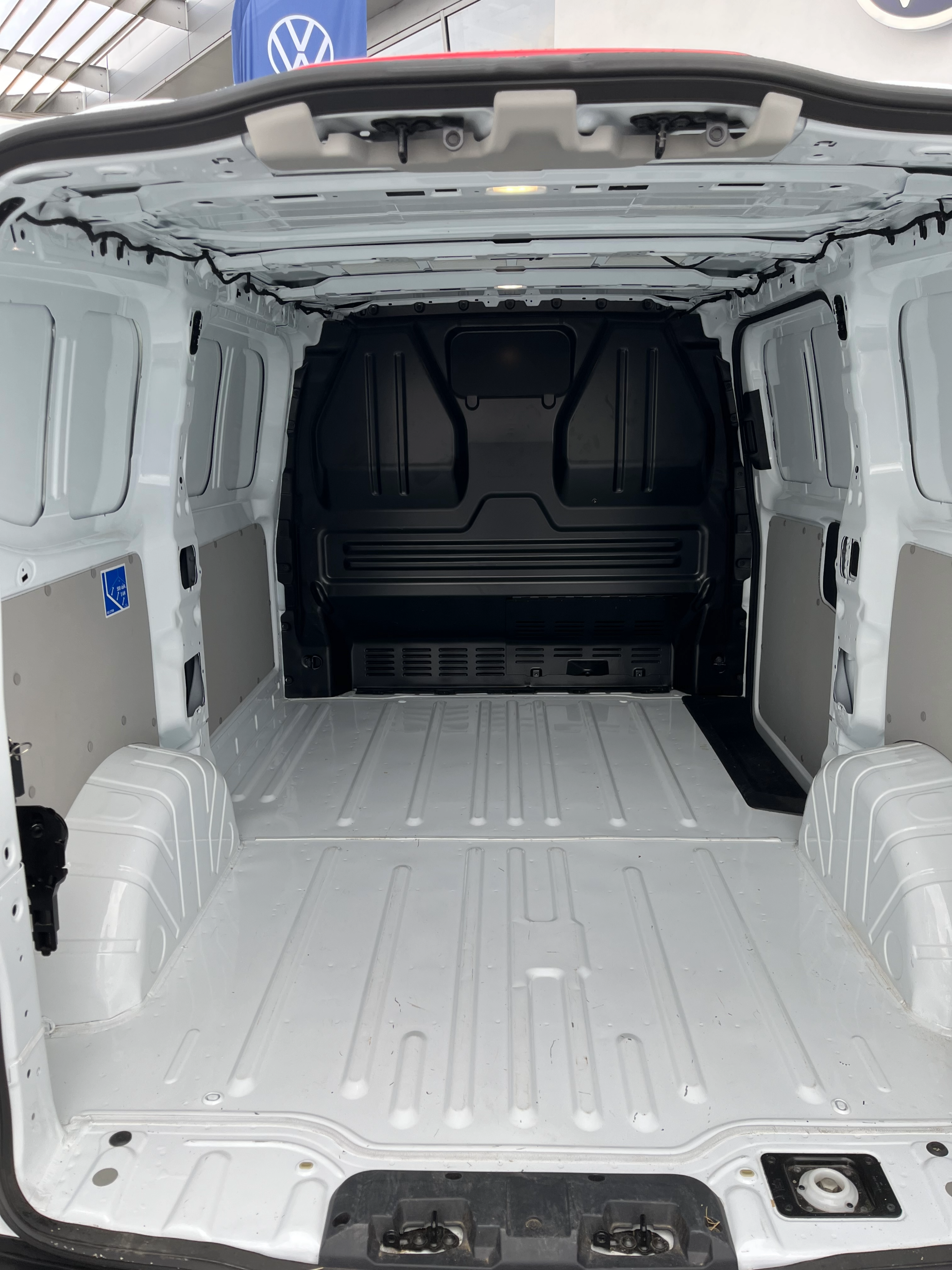 VOLKSWAGEN UTILITAIRES TRANSPORTER VAN