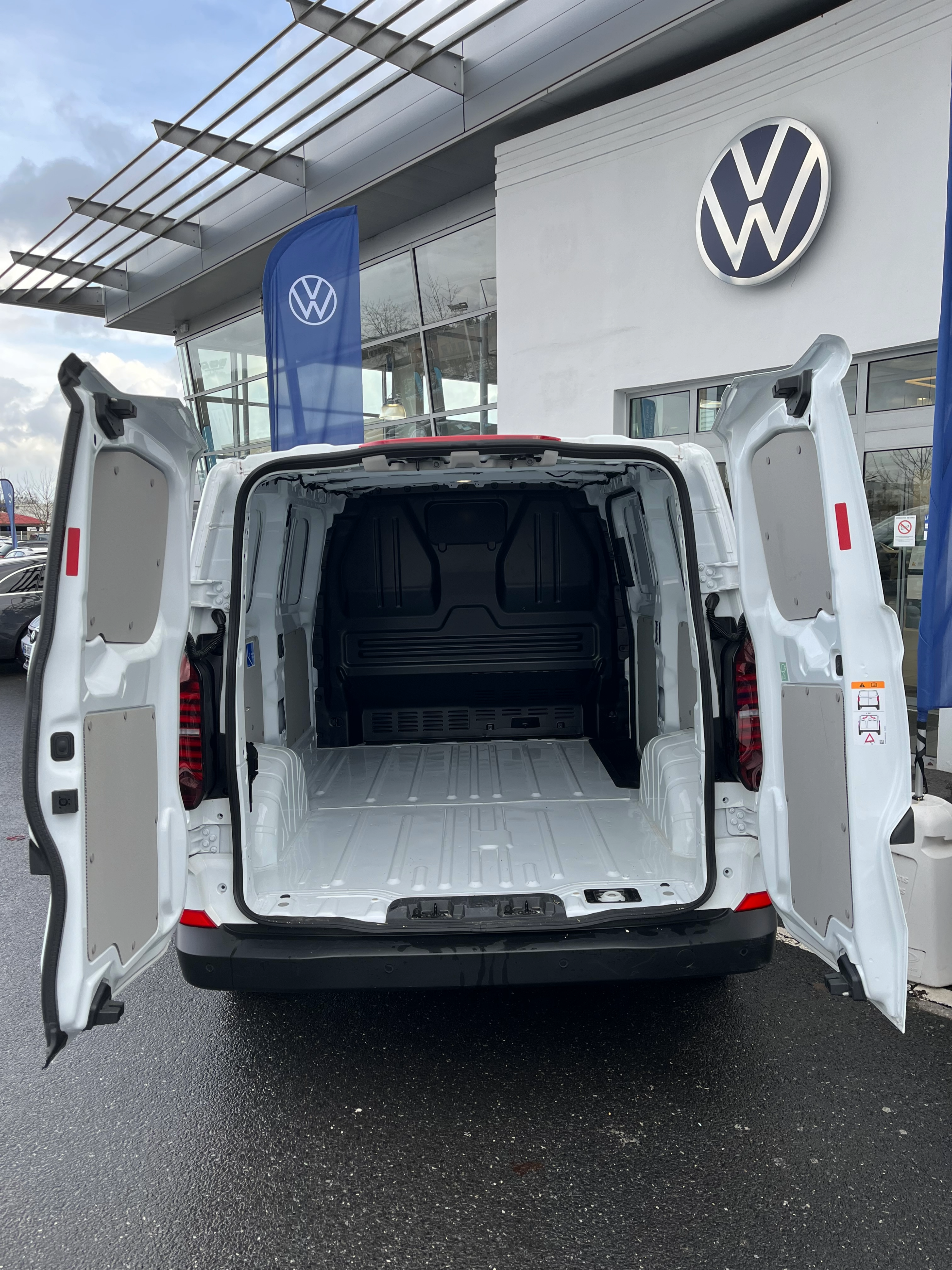 VOLKSWAGEN UTILITAIRES TRANSPORTER VAN