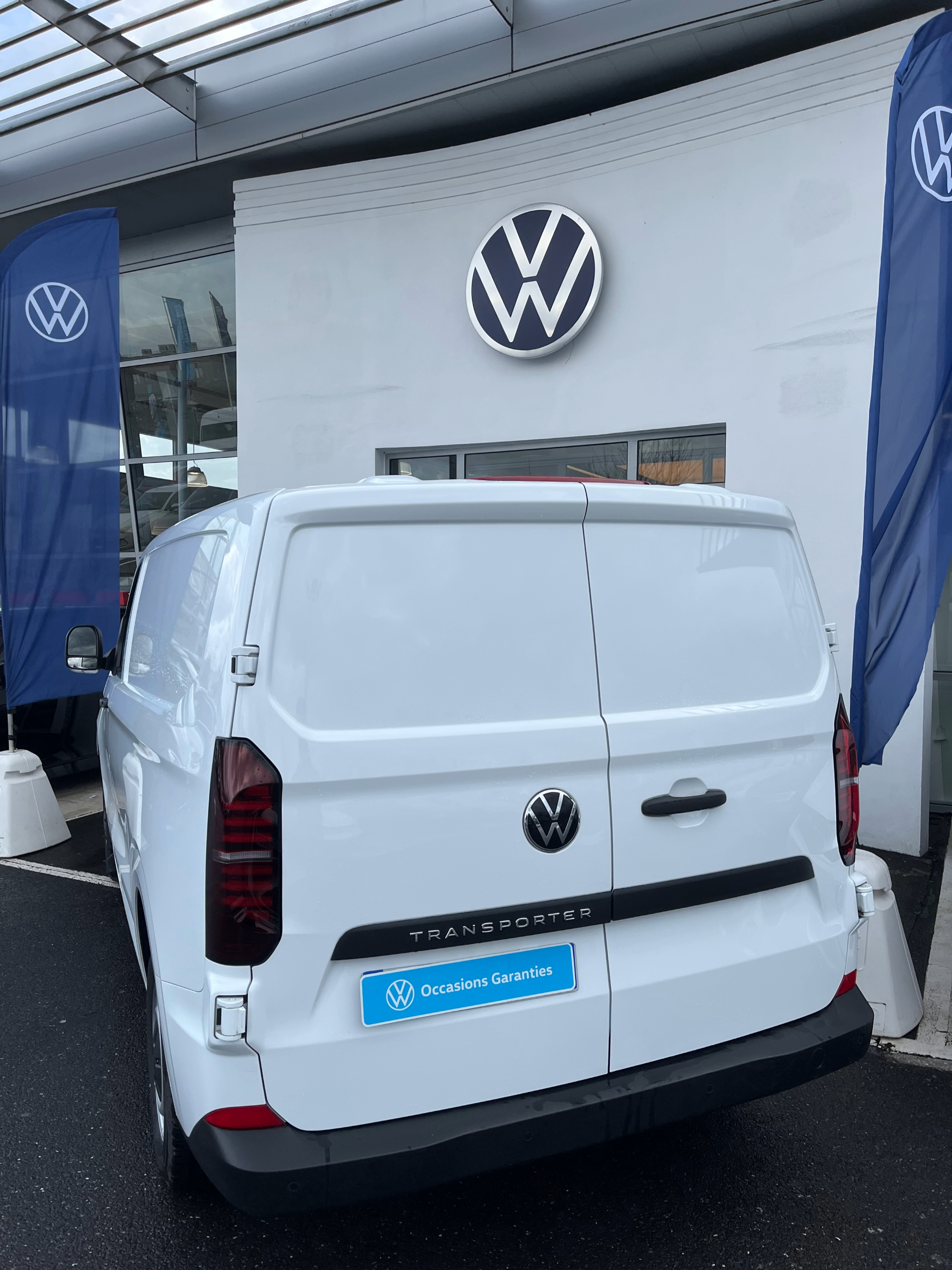 VOLKSWAGEN UTILITAIRES TRANSPORTER VAN
