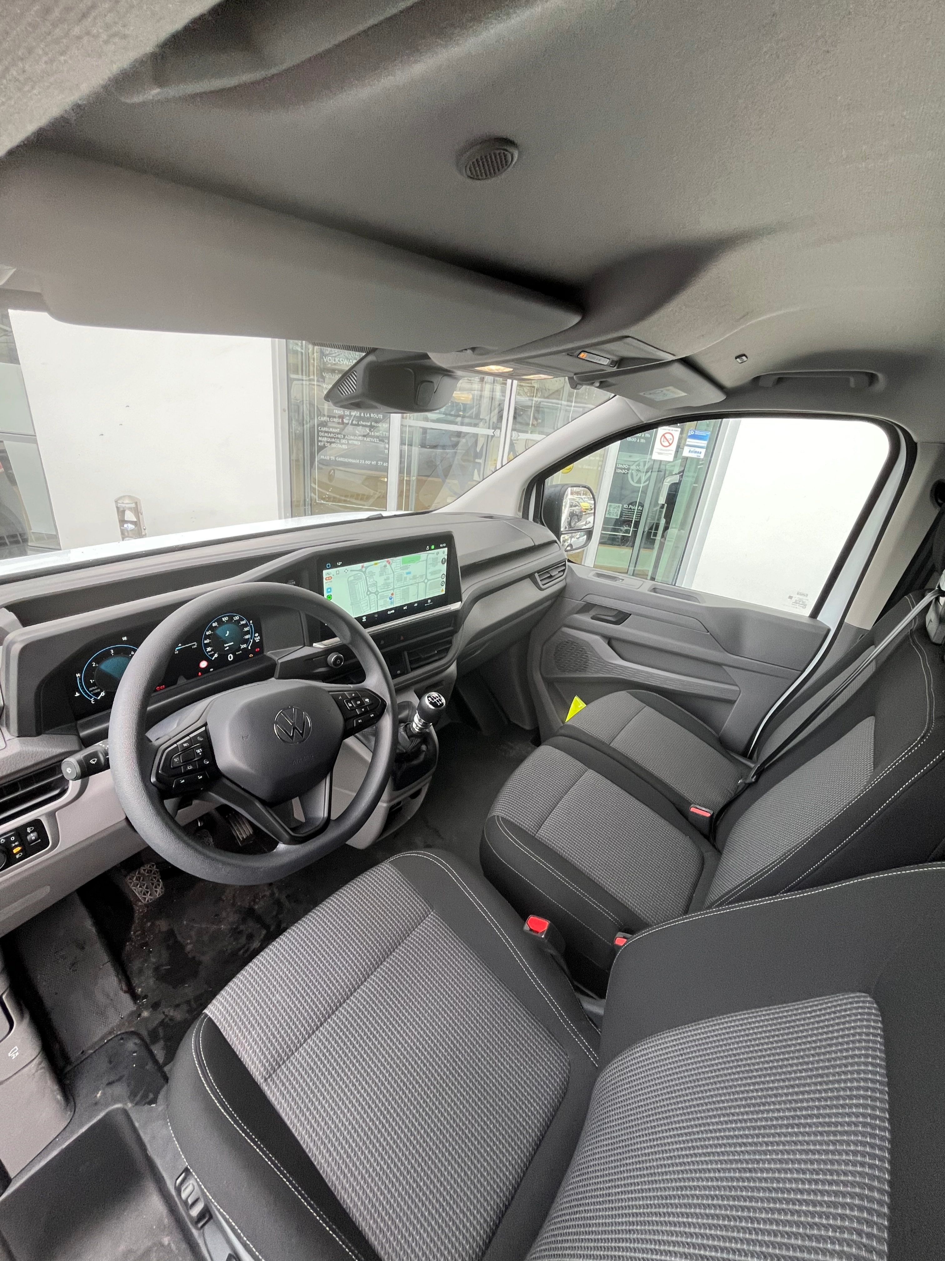 VOLKSWAGEN UTILITAIRES TRANSPORTER VAN