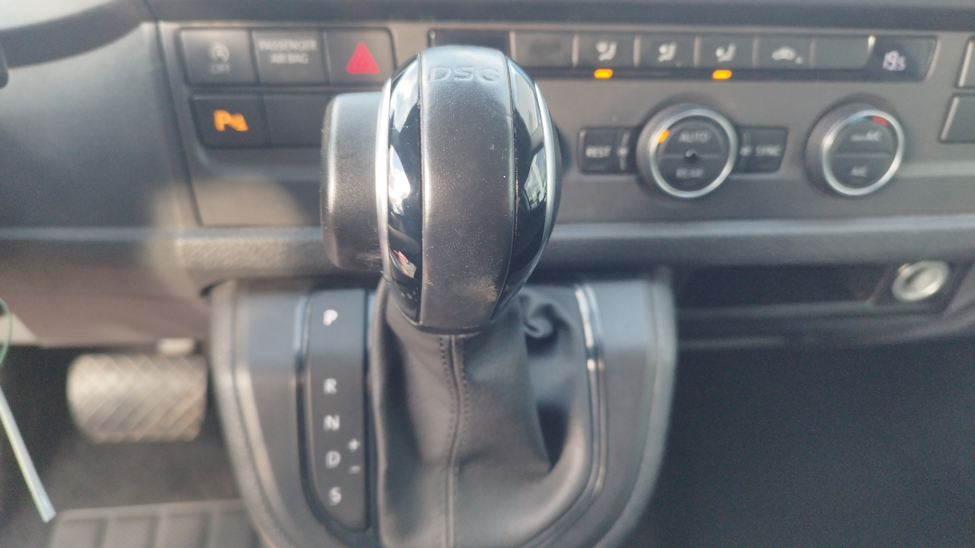 VOLKSWAGEN UTILITAIRES CARAVELLE