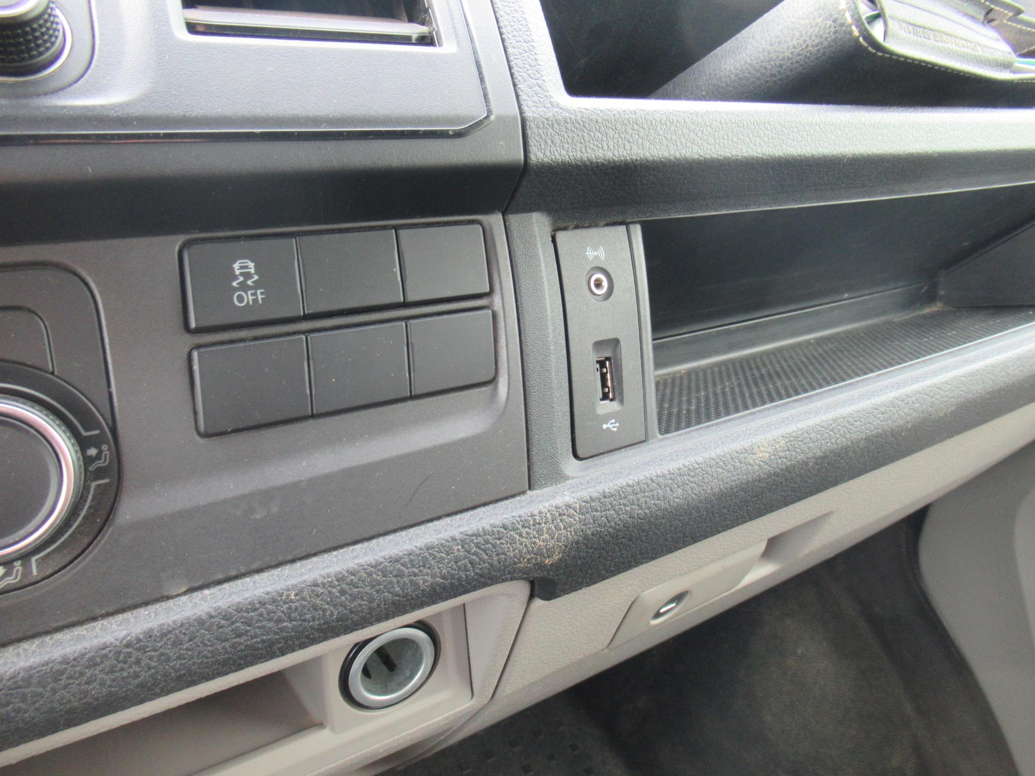 VOLKSWAGEN UTILITAIRES TRANSPORTER 6.1 VAN