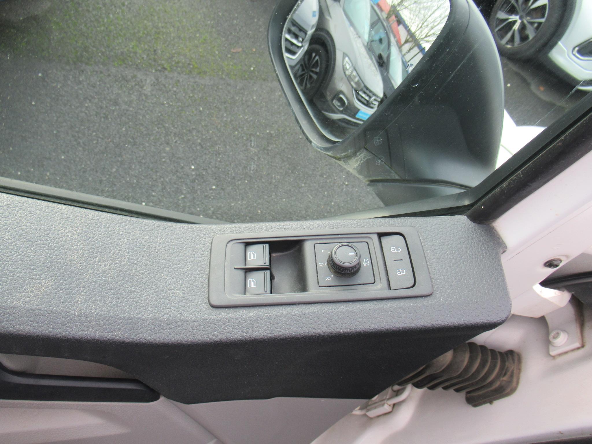 VOLKSWAGEN UTILITAIRES TRANSPORTER 6.1 VAN