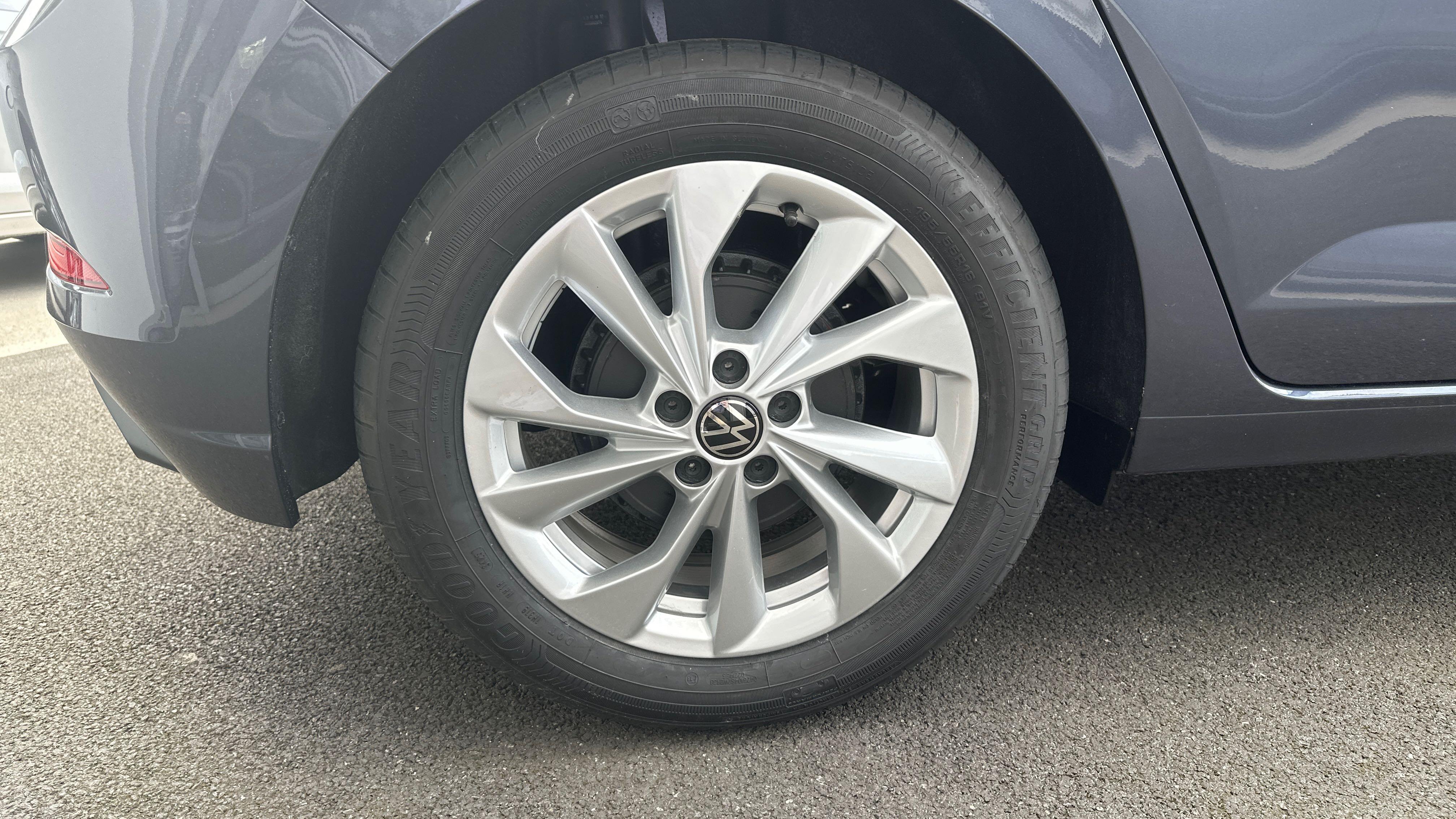 VOLKSWAGEN POLO