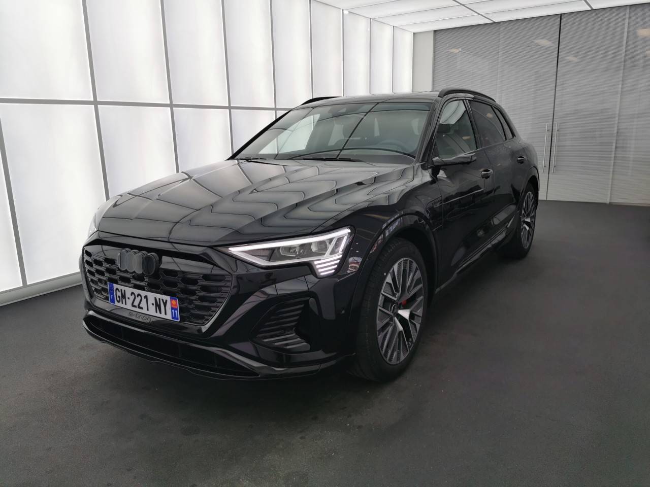 AUDI Q8+E TRON 34+AVANT+GAUCHE