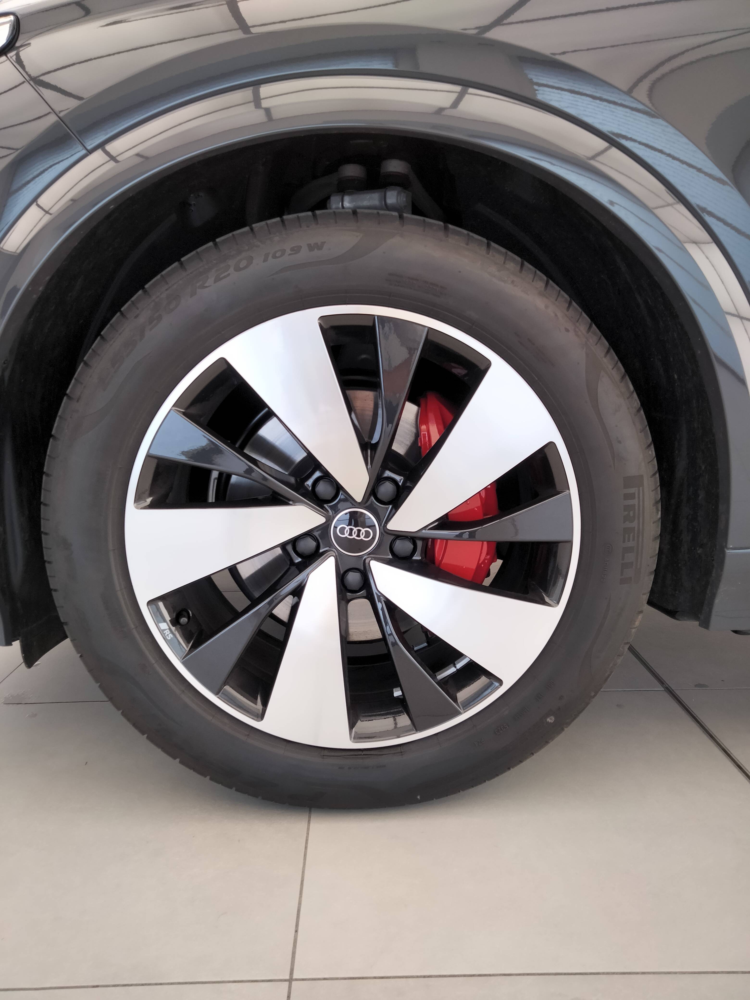 AUDI Q6 E-TRON