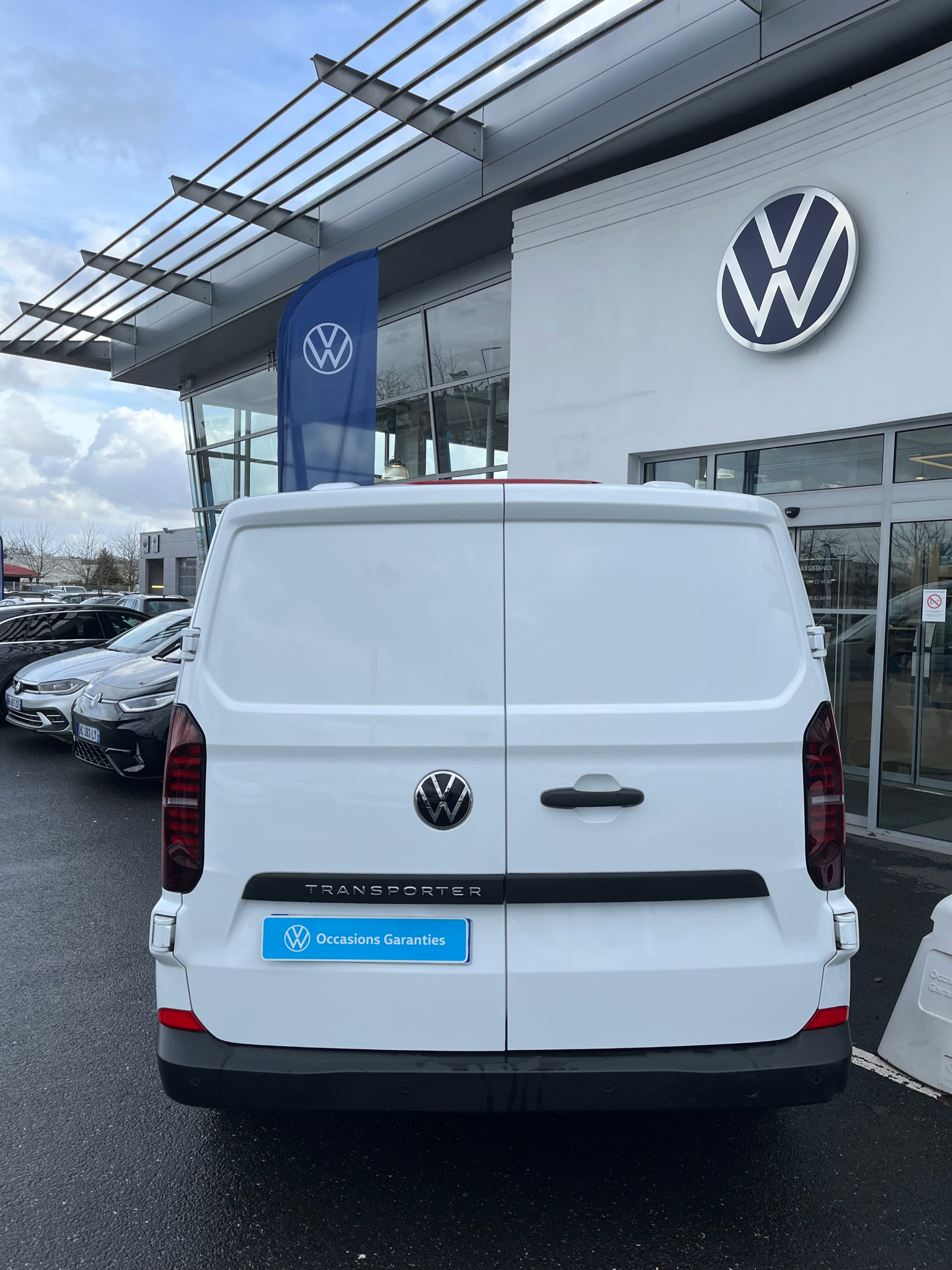 VOLKSWAGEN UTILITAIRES TRANSPORTER VAN