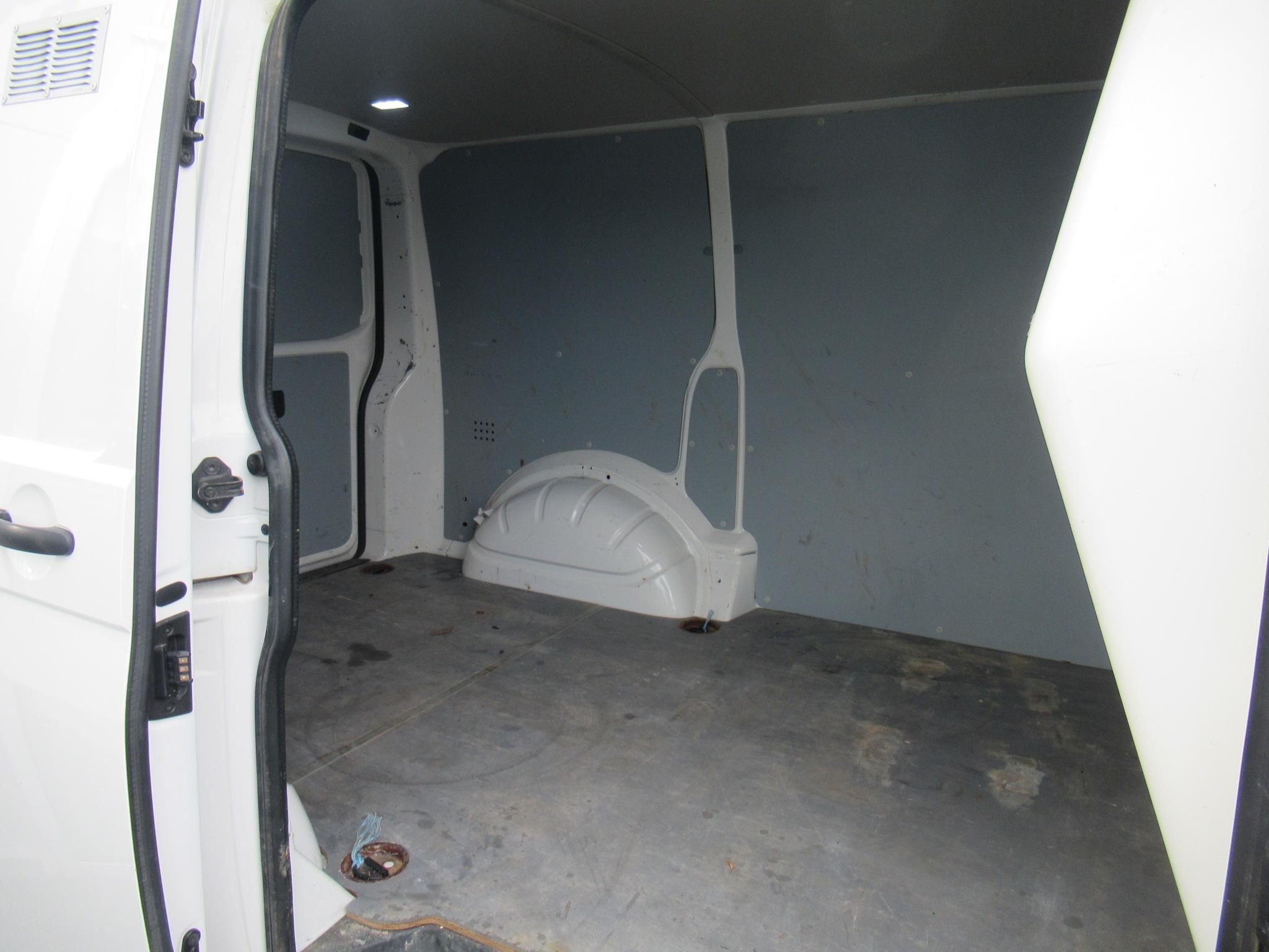 VOLKSWAGEN UTILITAIRES TRANSPORTER 6.1 VAN