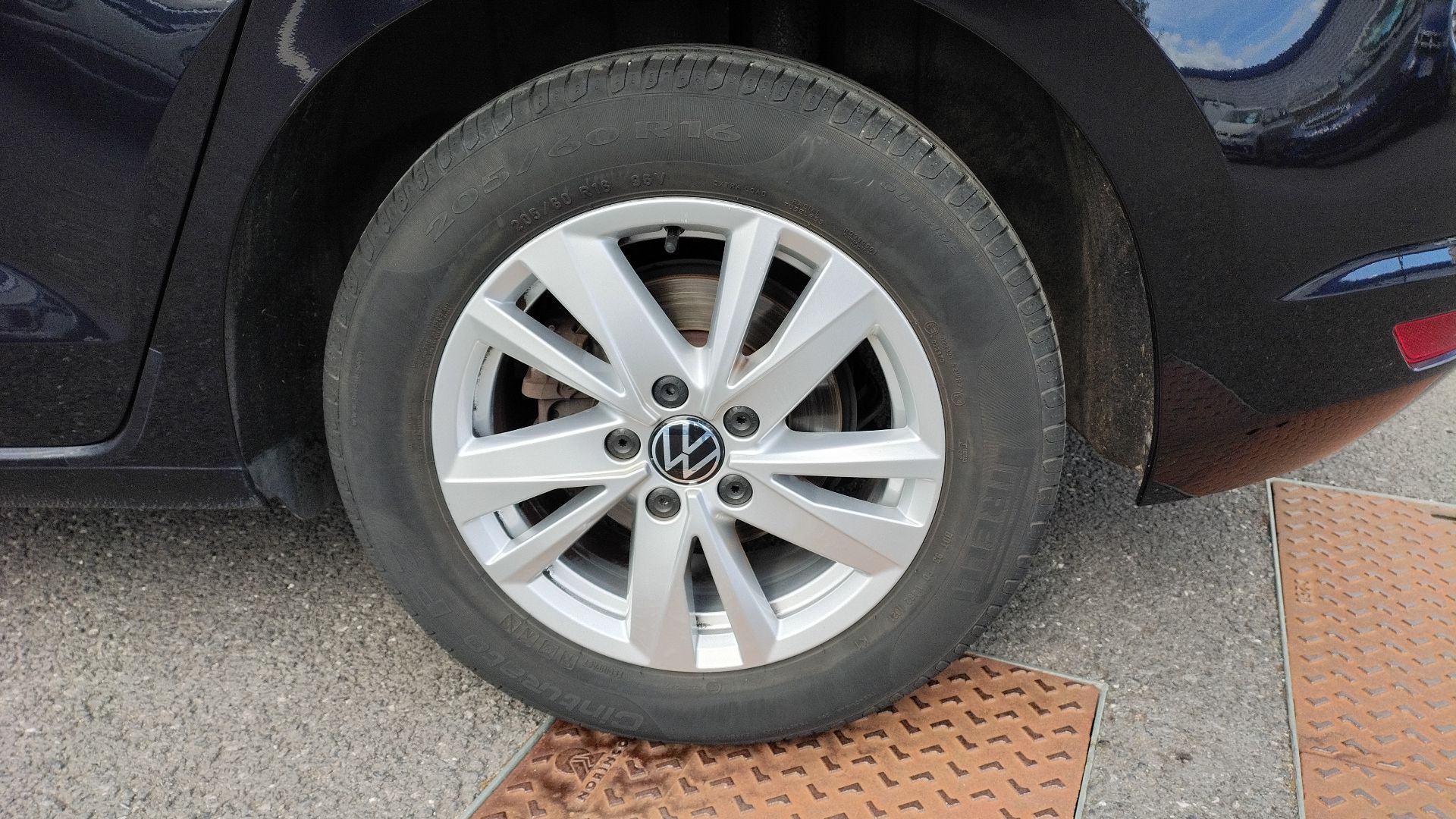 VOLKSWAGEN TOURAN