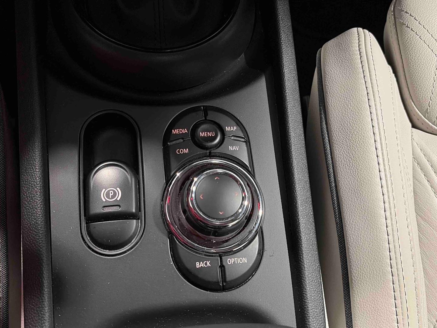MINI Clubman Cooper 136 ch DKG7 Edition Premium Plus - Véhicule Occasion - Océane Auto MINI Clubman Cooper 136 ch DKG7 Edition Premium Plus - Véhicule Occasion Océane Auto