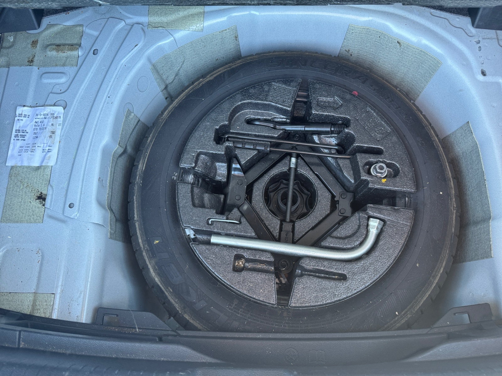 VOLKSWAGEN POLO
