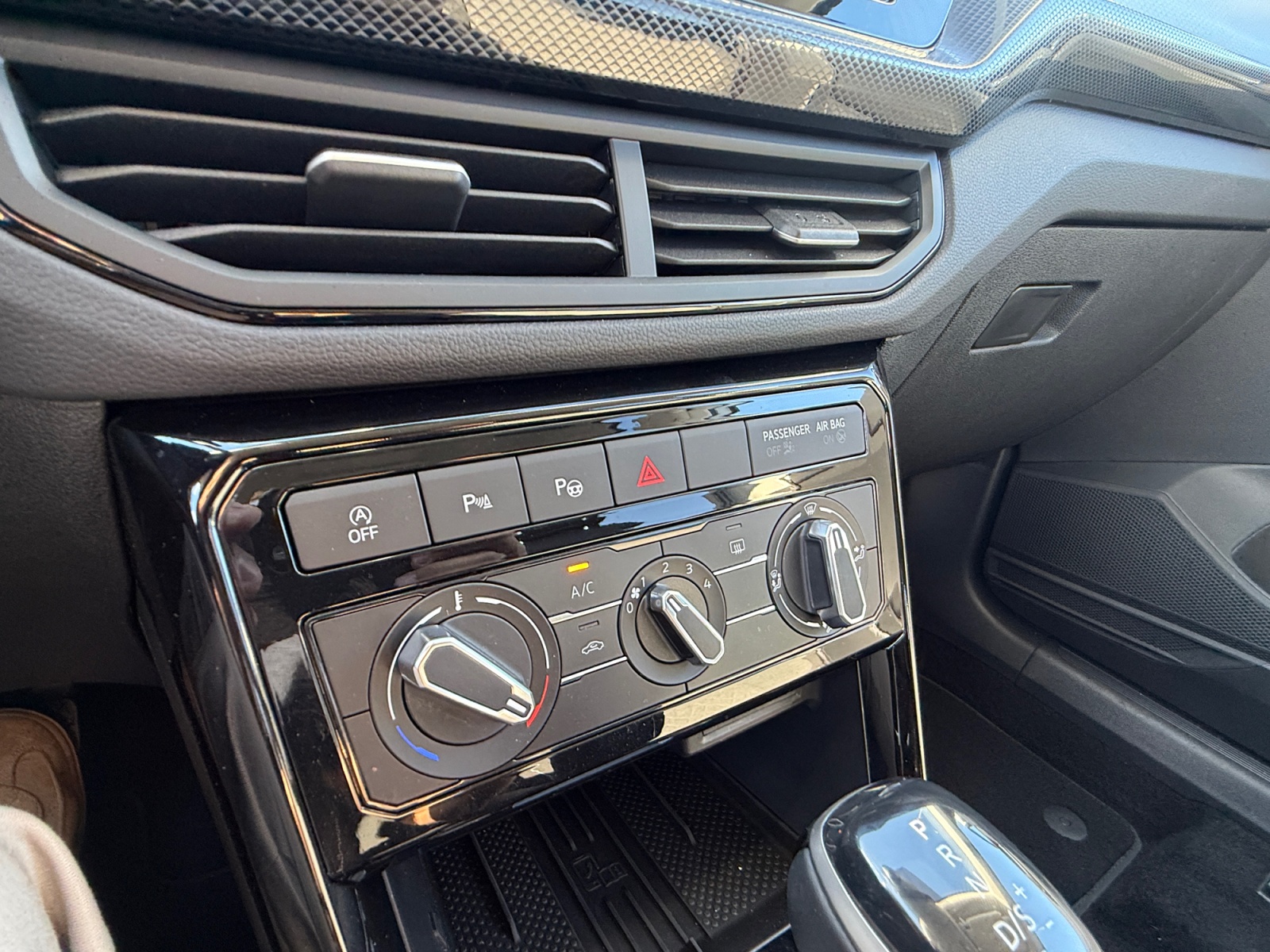 VOLKSWAGEN T CROSS